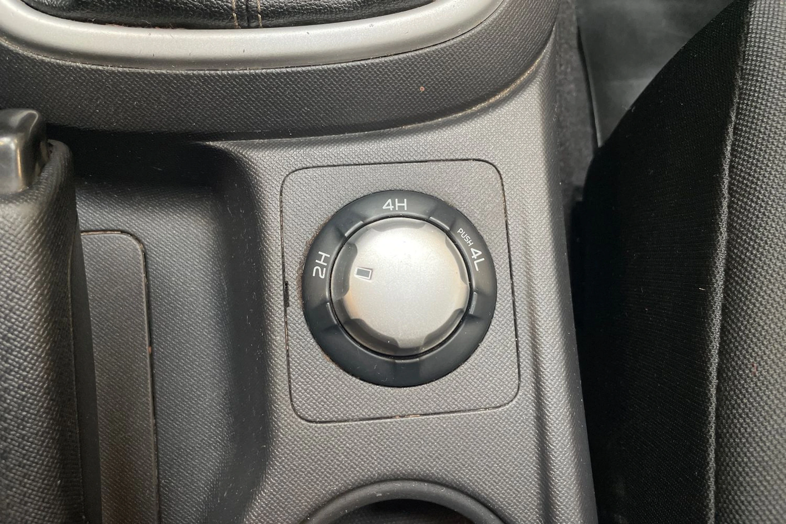 musta Isuzu D-Max 2018 kuva 25.