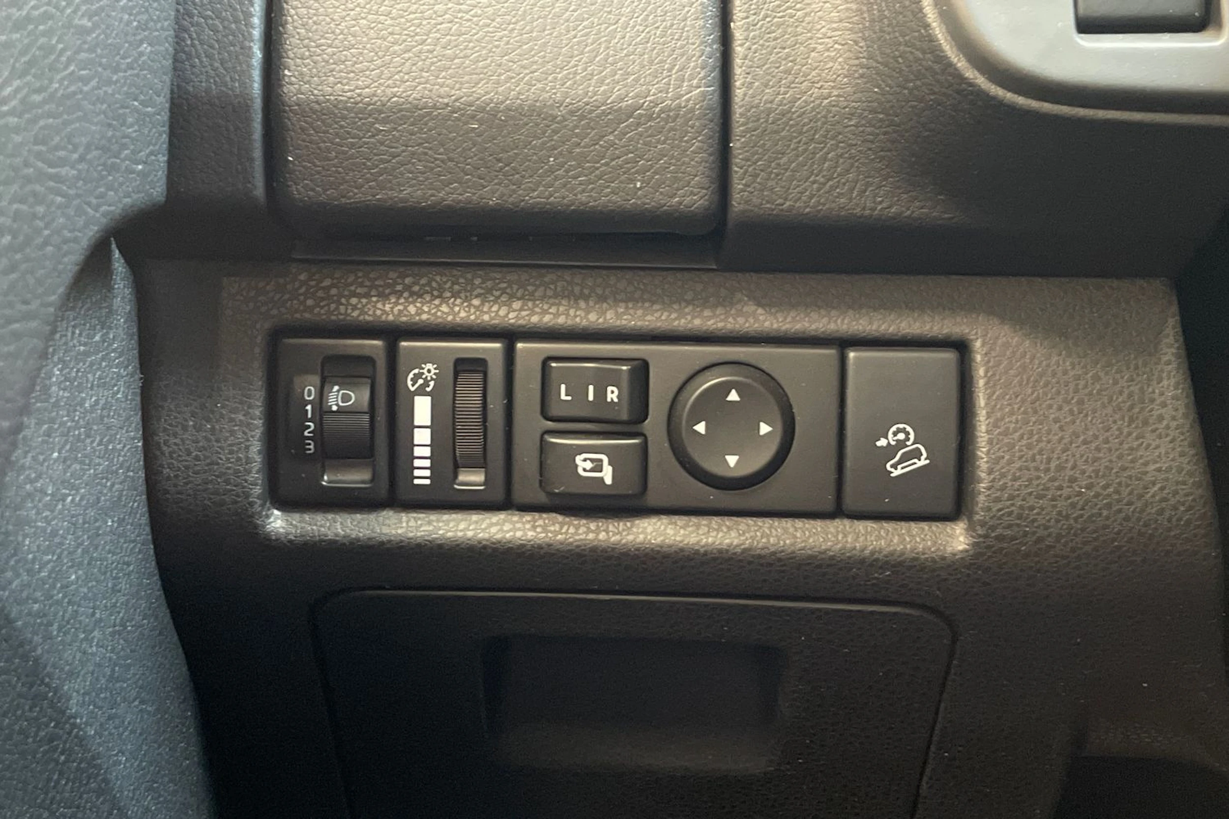 musta Isuzu D-Max 2018 kuva 26.