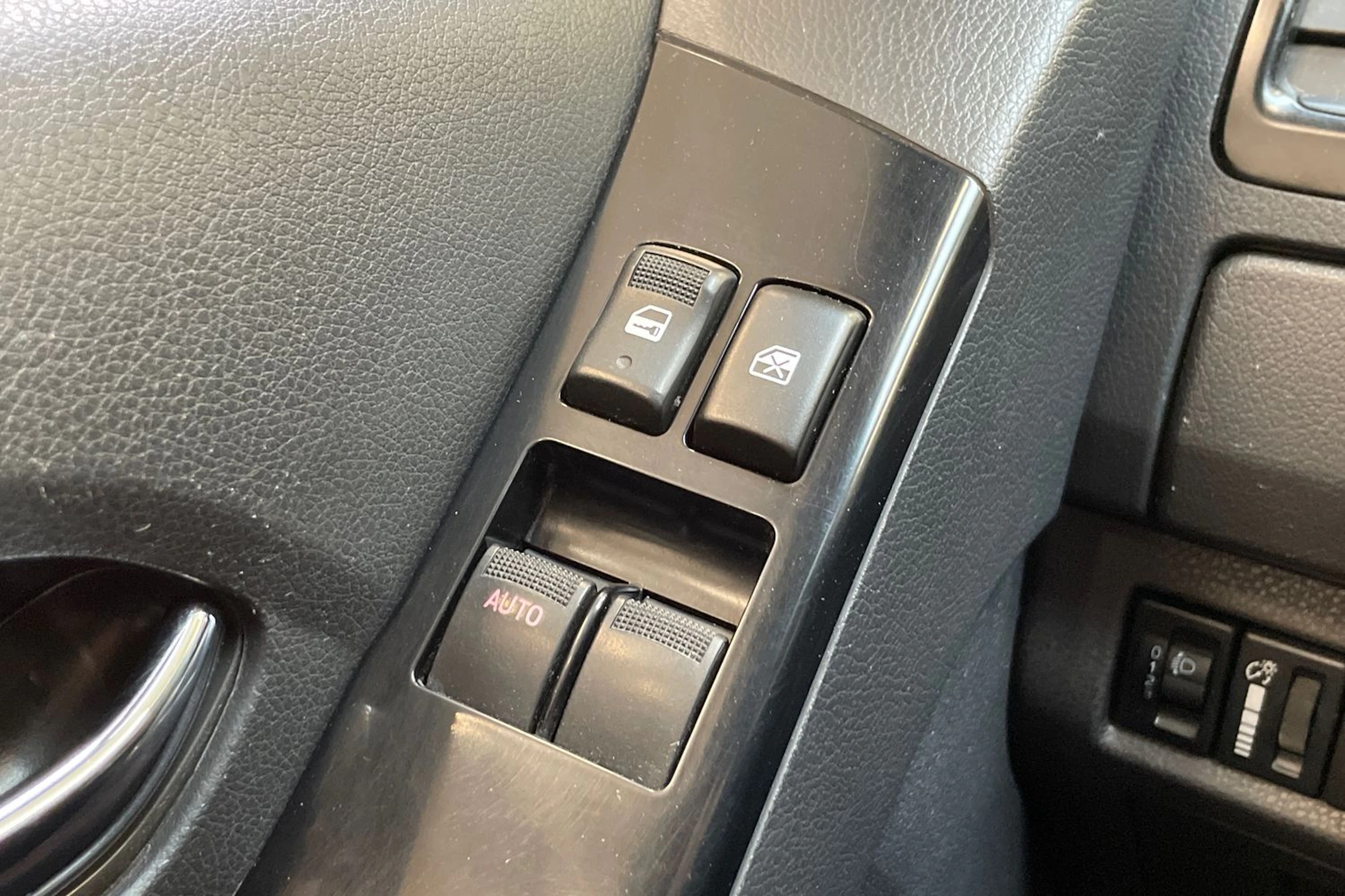 musta Isuzu D-Max 2018 kuva 27.