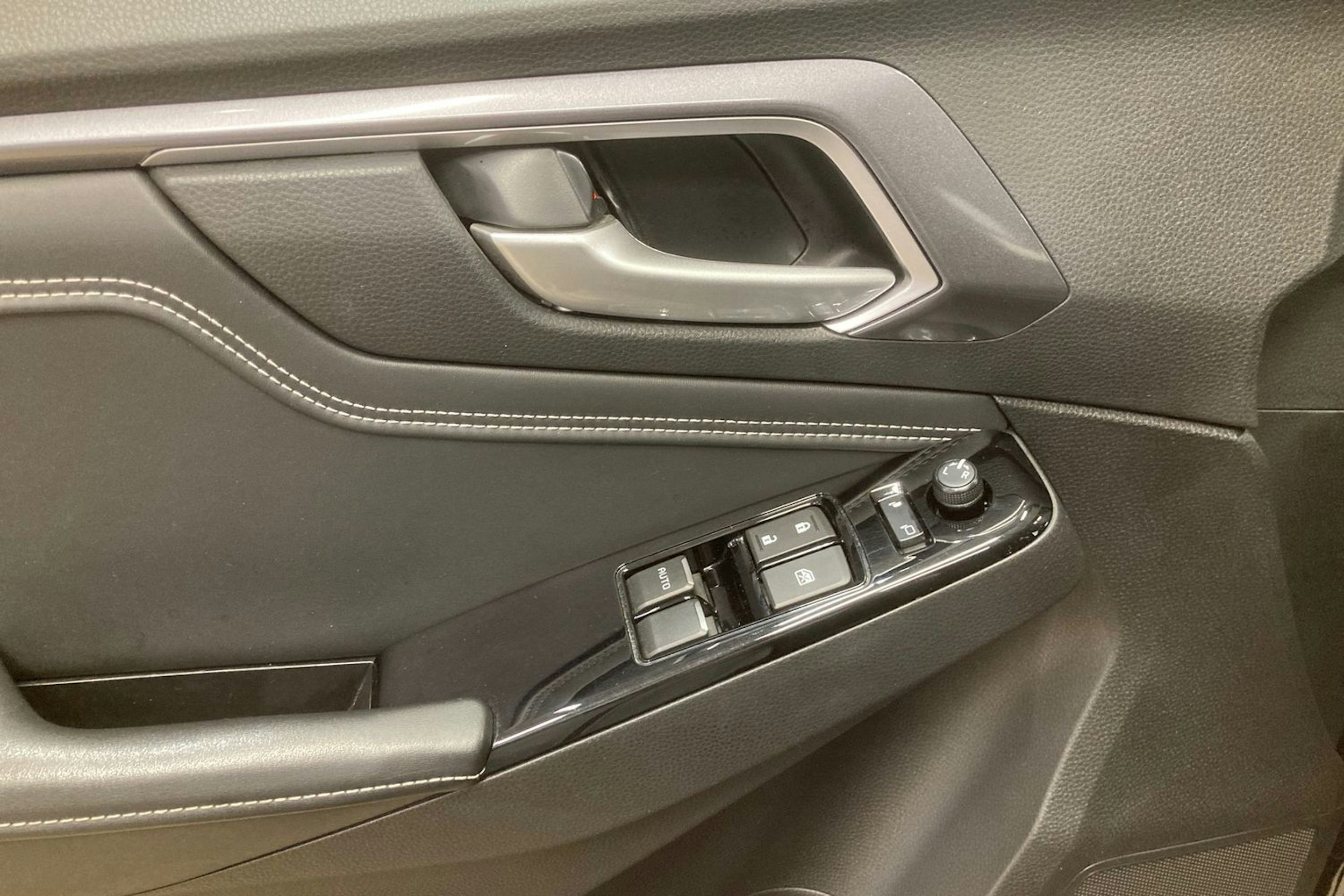musta Isuzu D-Max 2021 kuva 13.