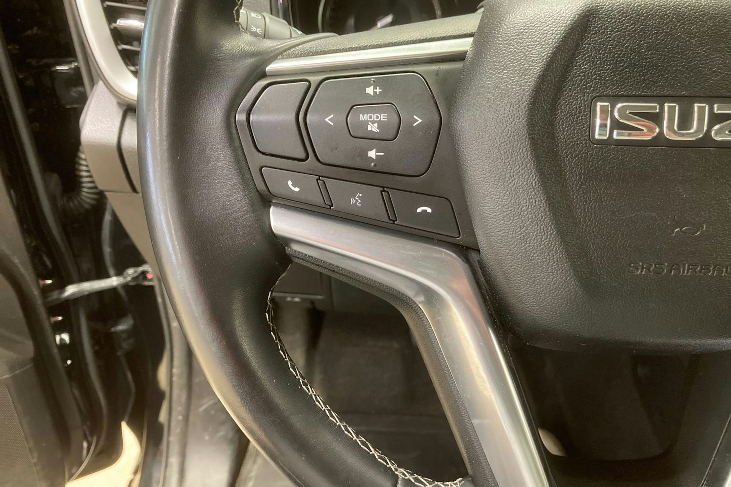 musta Isuzu D-Max 2021 kuva 15.