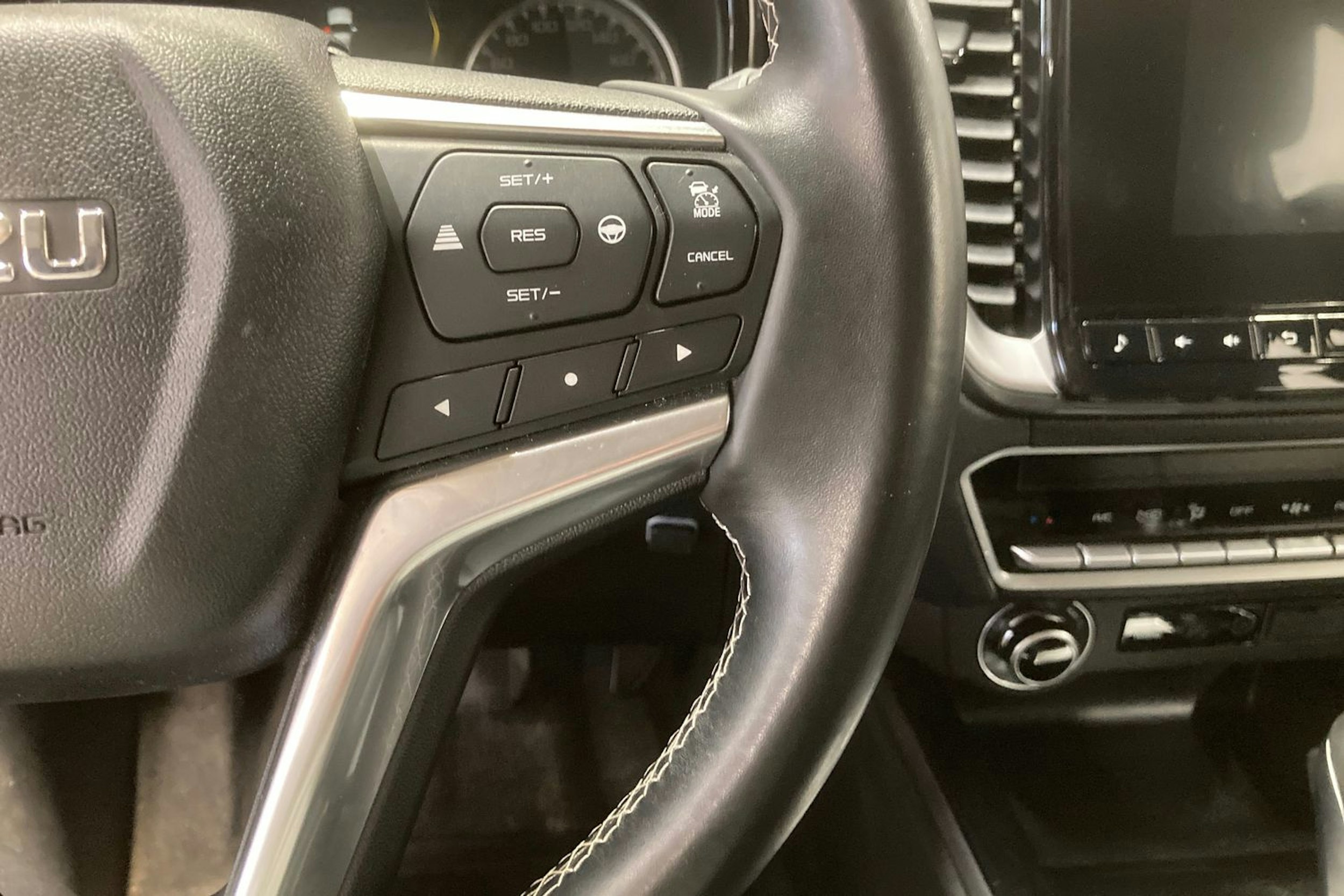musta Isuzu D-Max 2021 kuva 16.