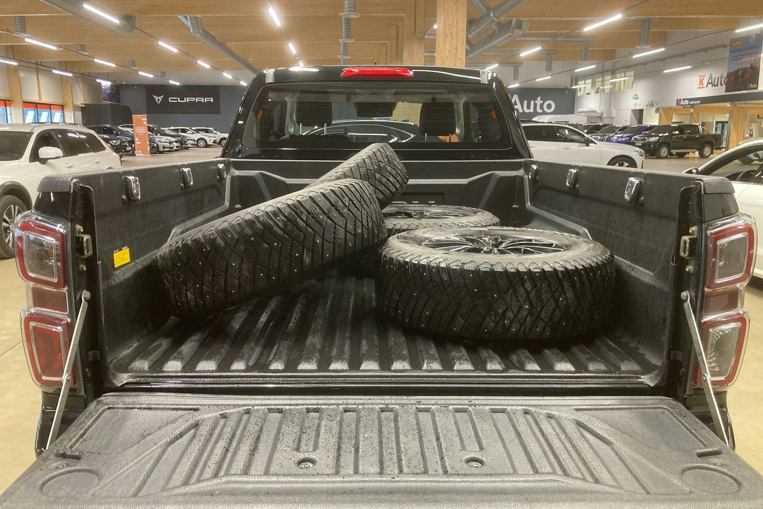 musta Isuzu D-Max 2021 kuva 24.