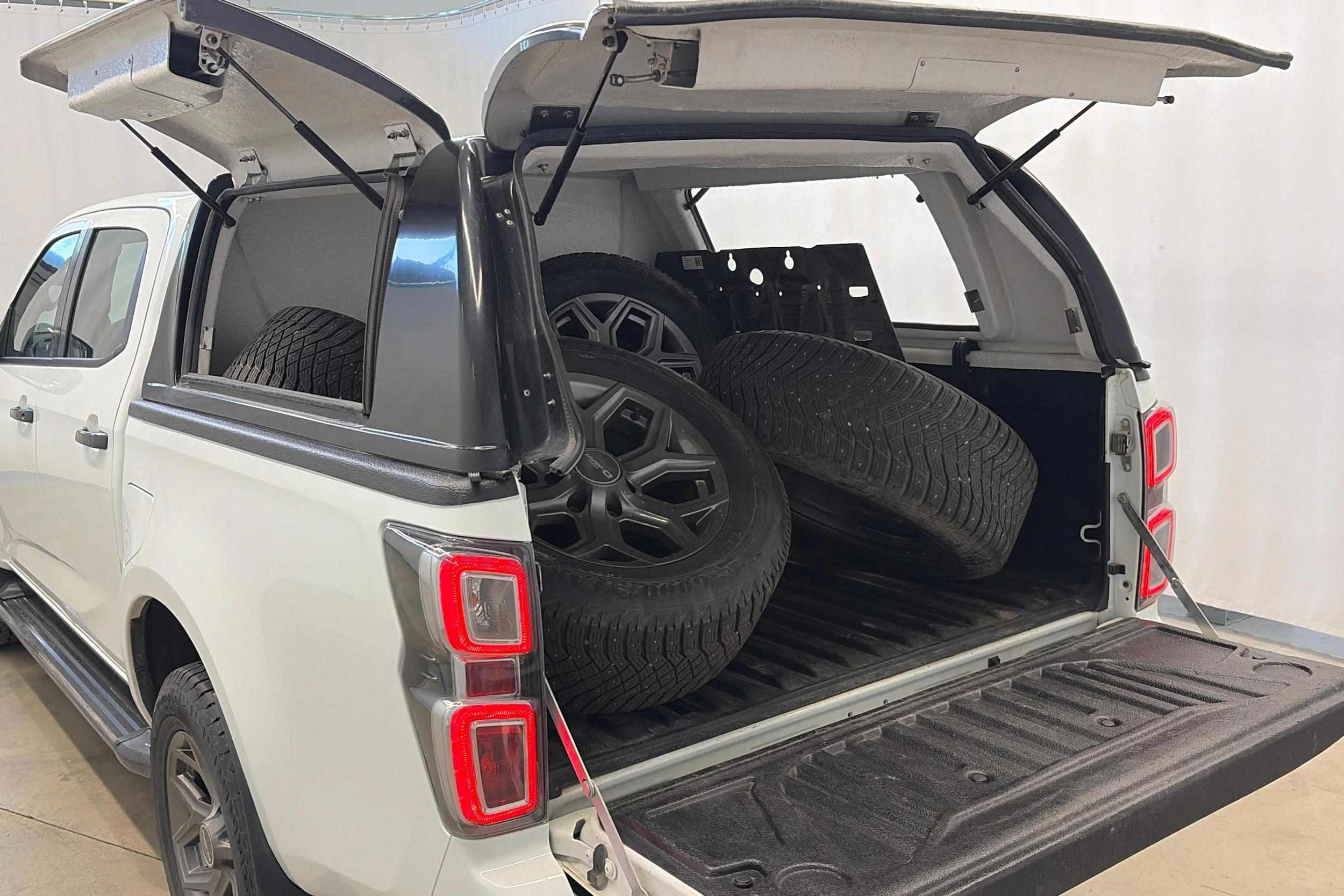 valkoinen Isuzu D-Max 2022 kuva 7.