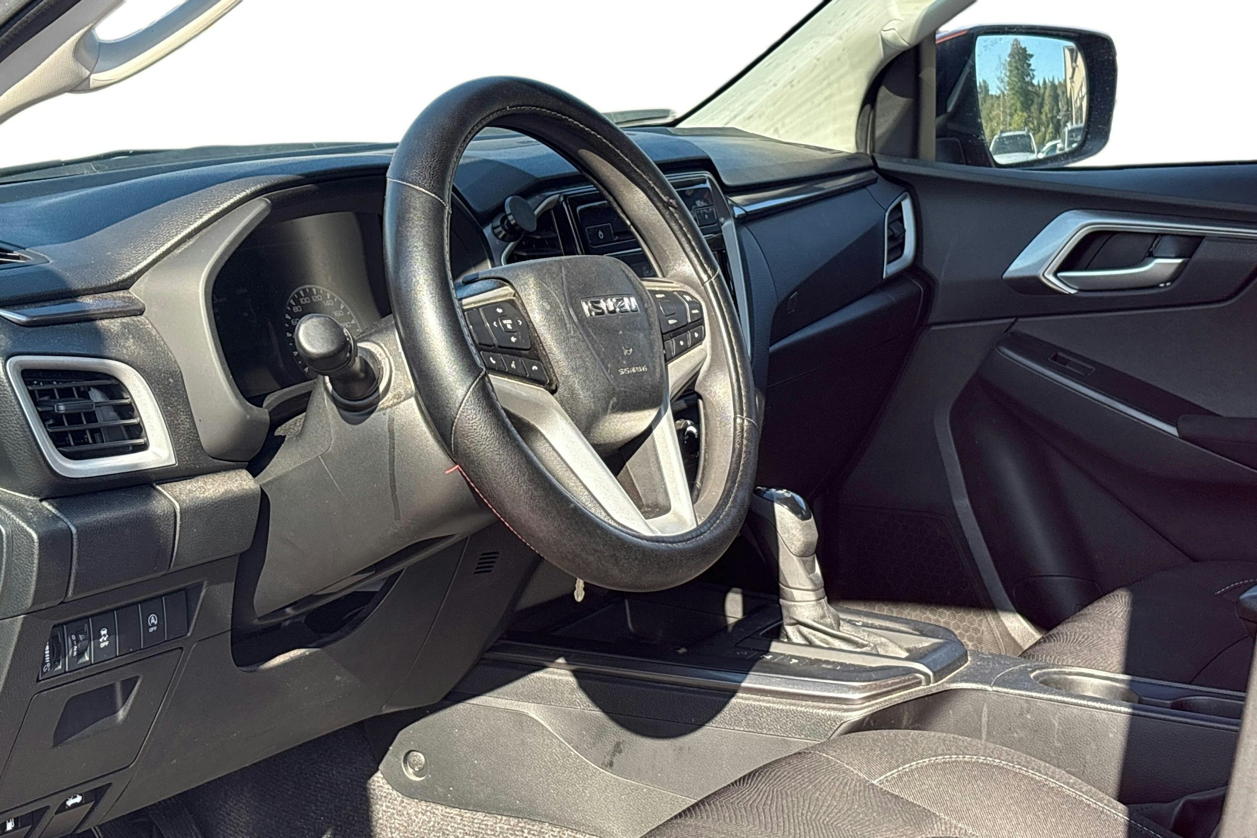 oranssi Isuzu D-Max 2022 kuva 3.