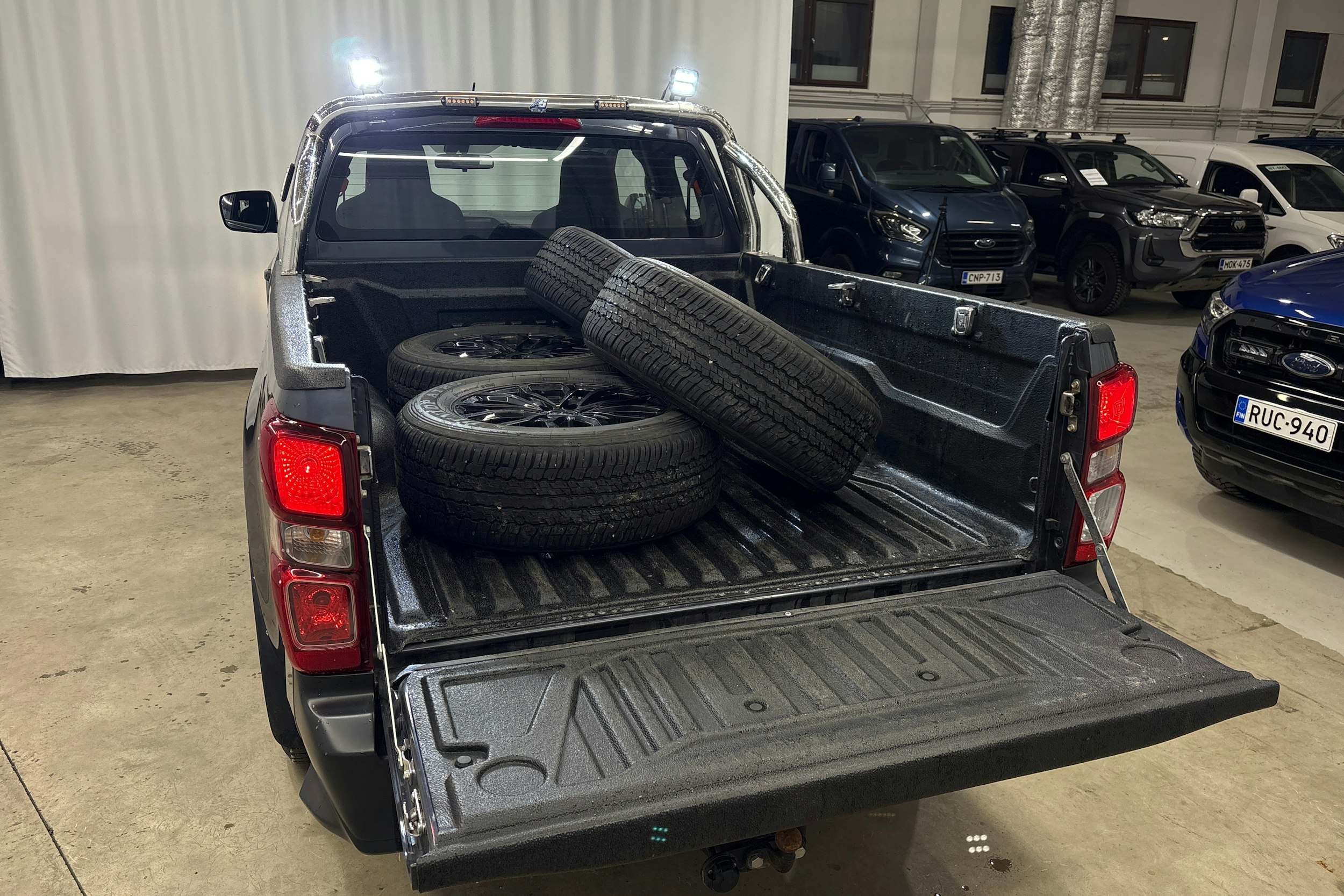 harmaa Isuzu D-Max 2024 kuva 16.