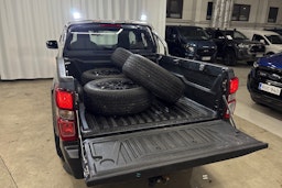 harmaa Isuzu D-Max 2024 kuva 16.