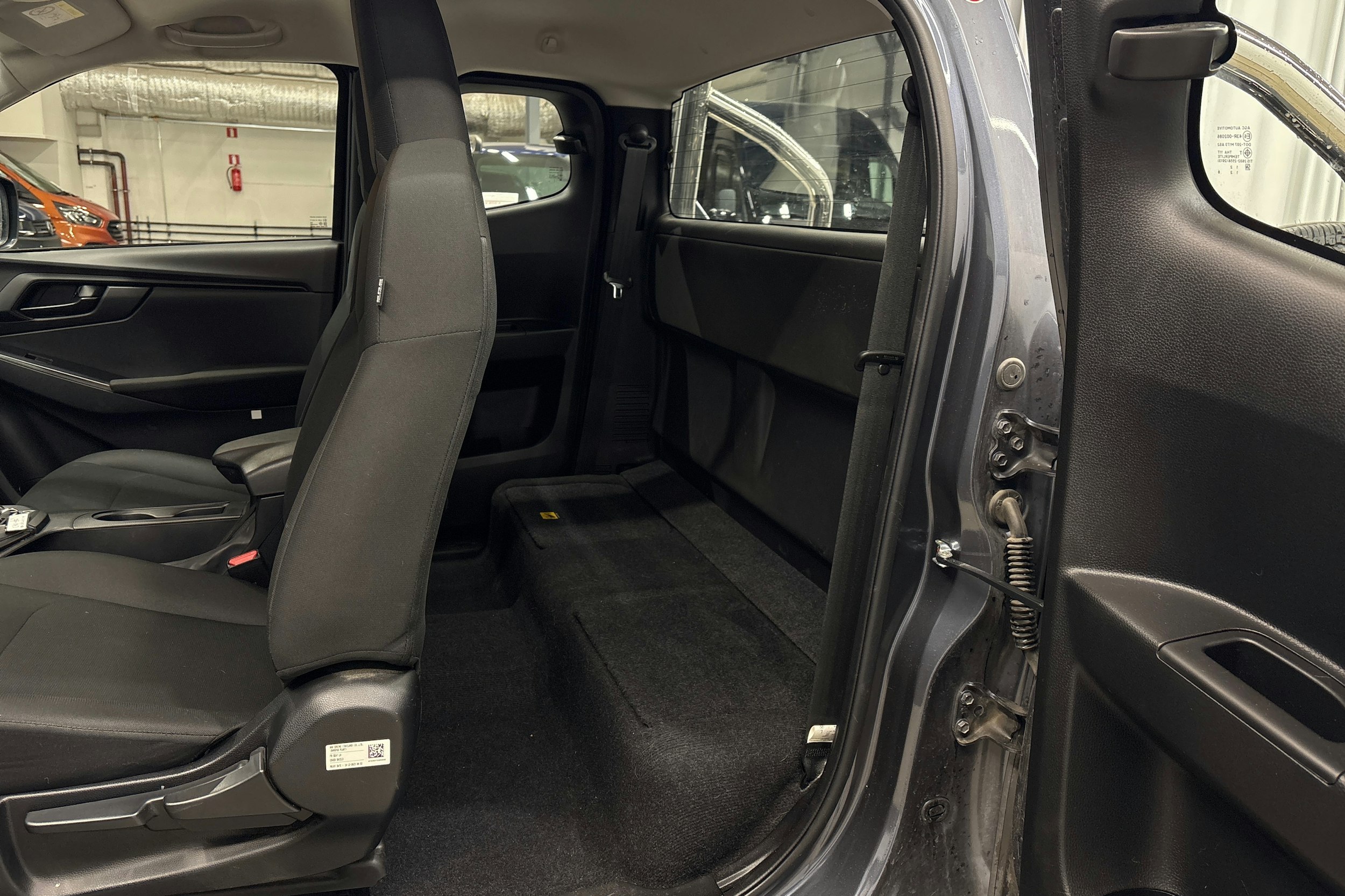 harmaa Isuzu D-Max 2024 kuva 21.