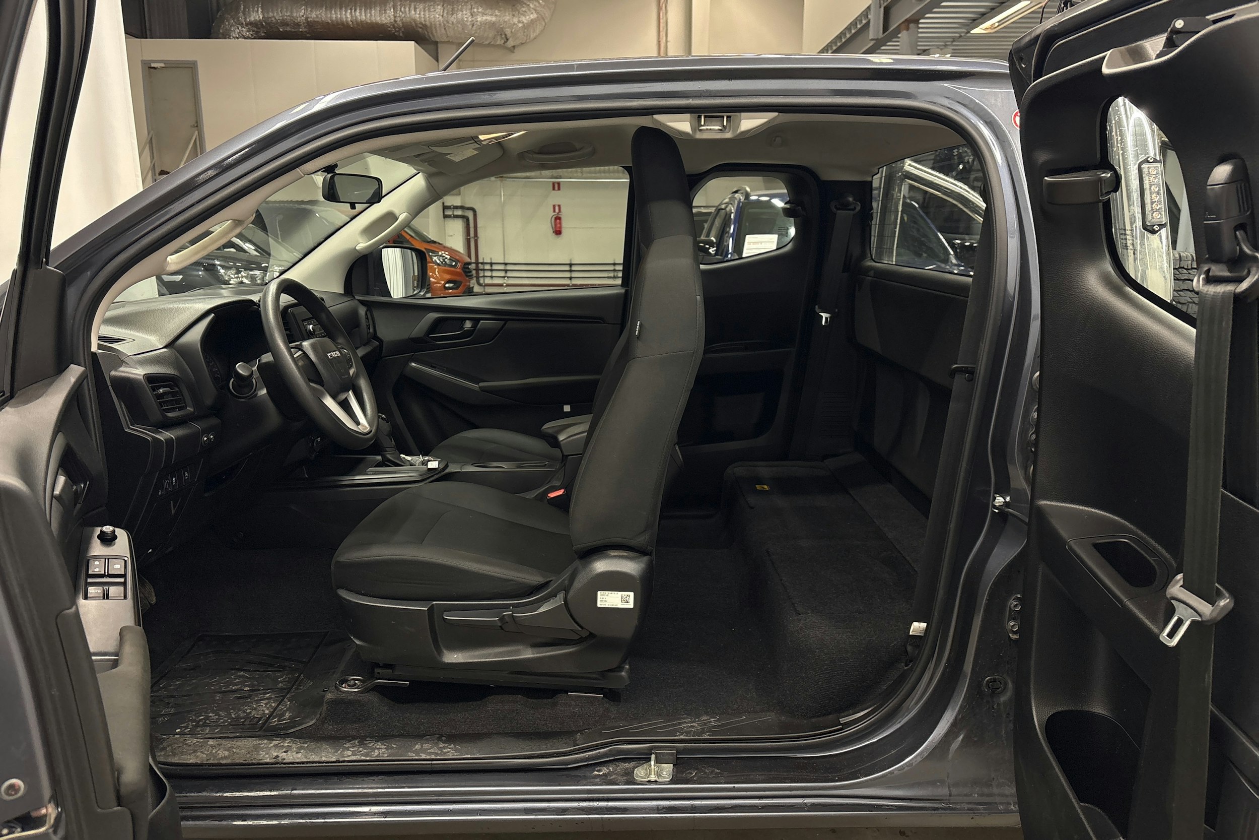 harmaa Isuzu D-Max 2024 kuva 22.