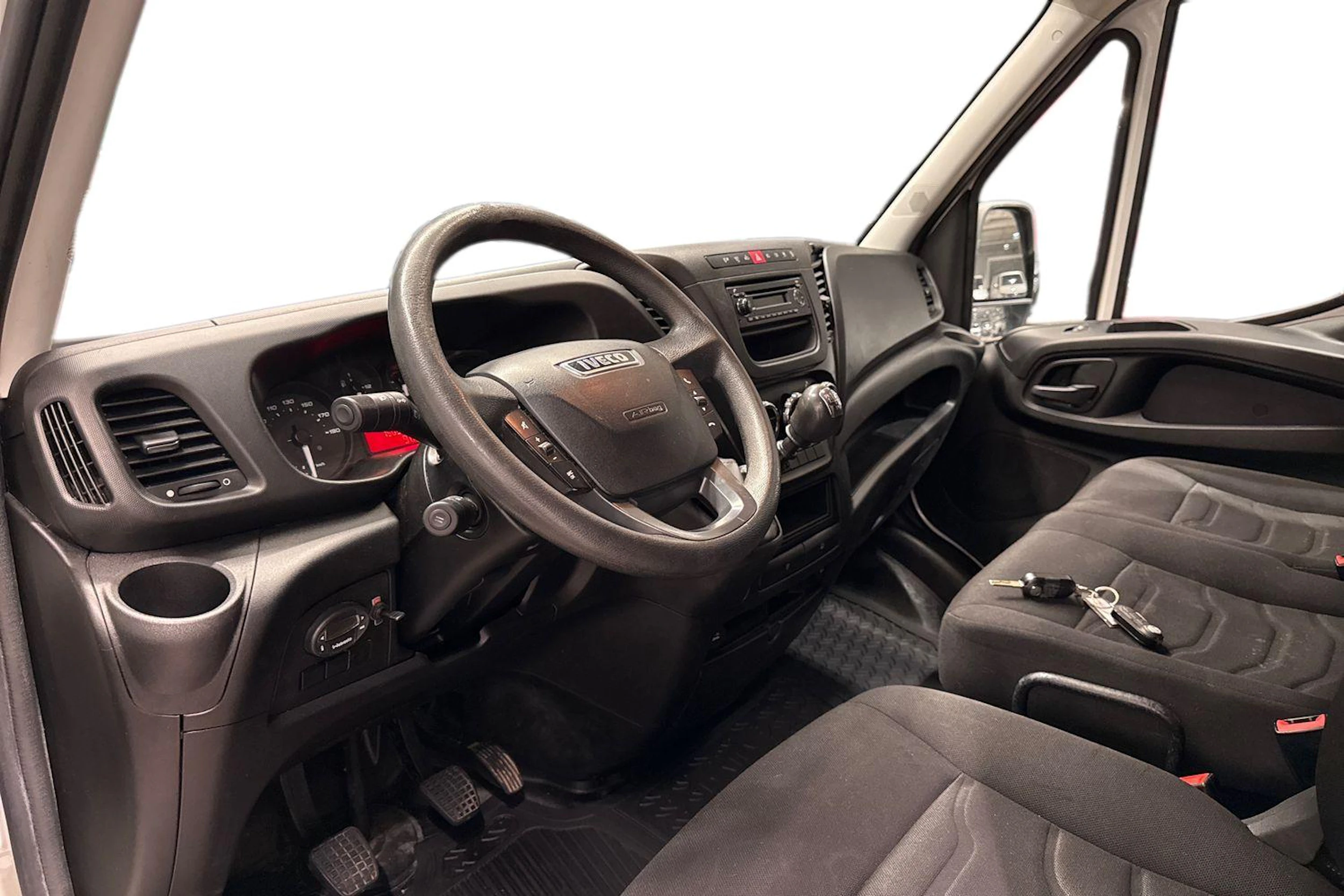 Valkoinen Iveco 35.S13V 2015 kuva 8.