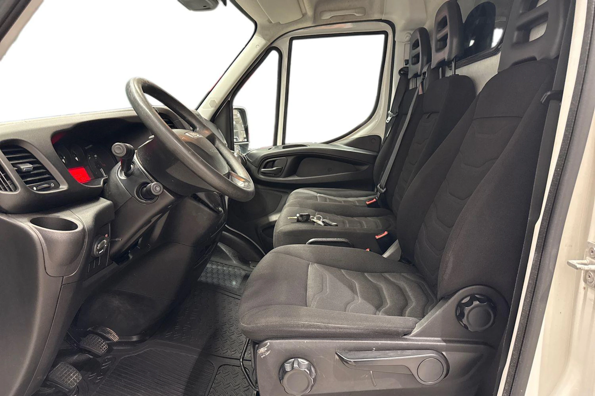 Valkoinen Iveco 35.S13V 2015 kuva 9.