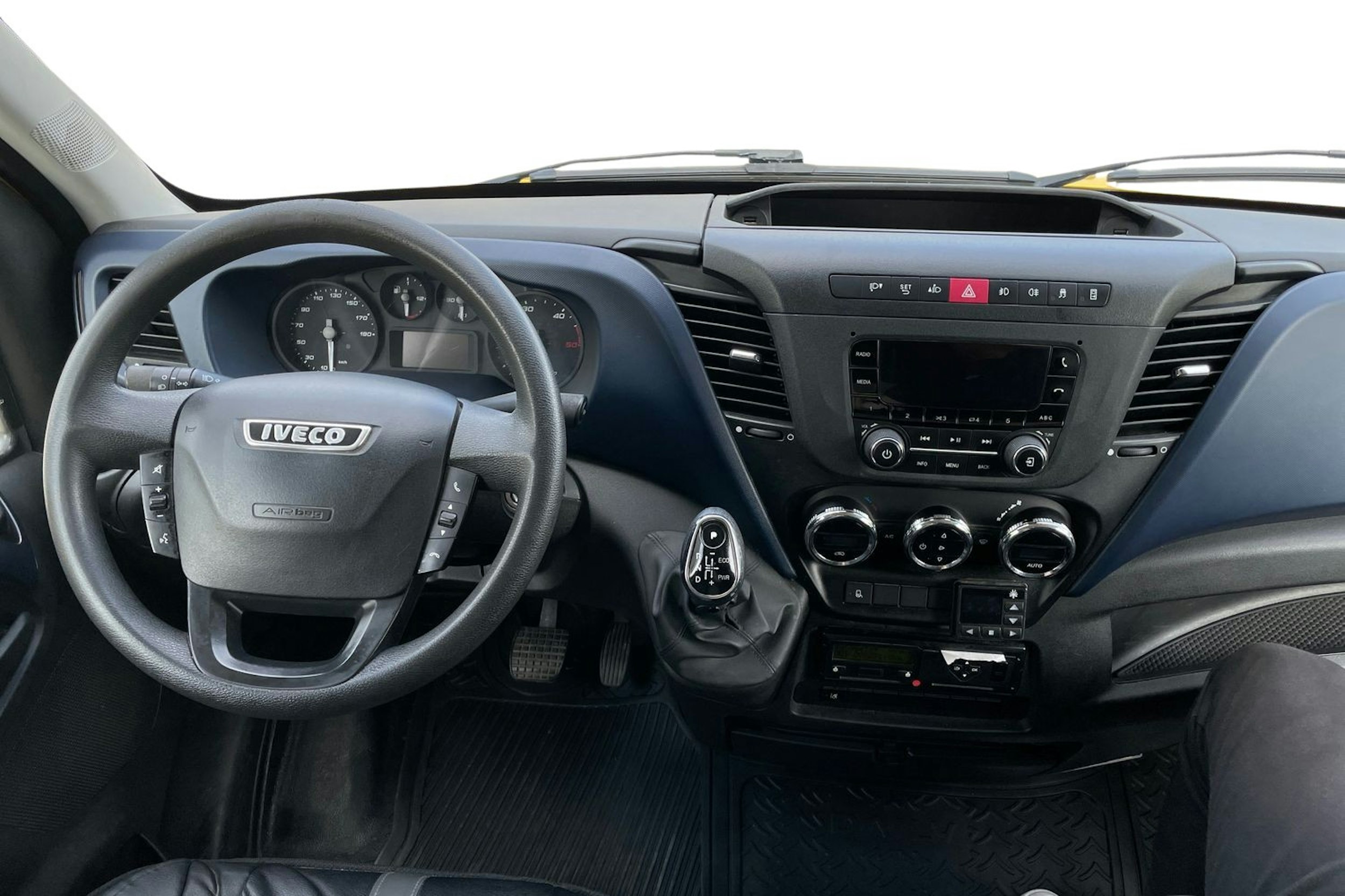 Keltainen Iveco 50C18 2018 kuva 7.