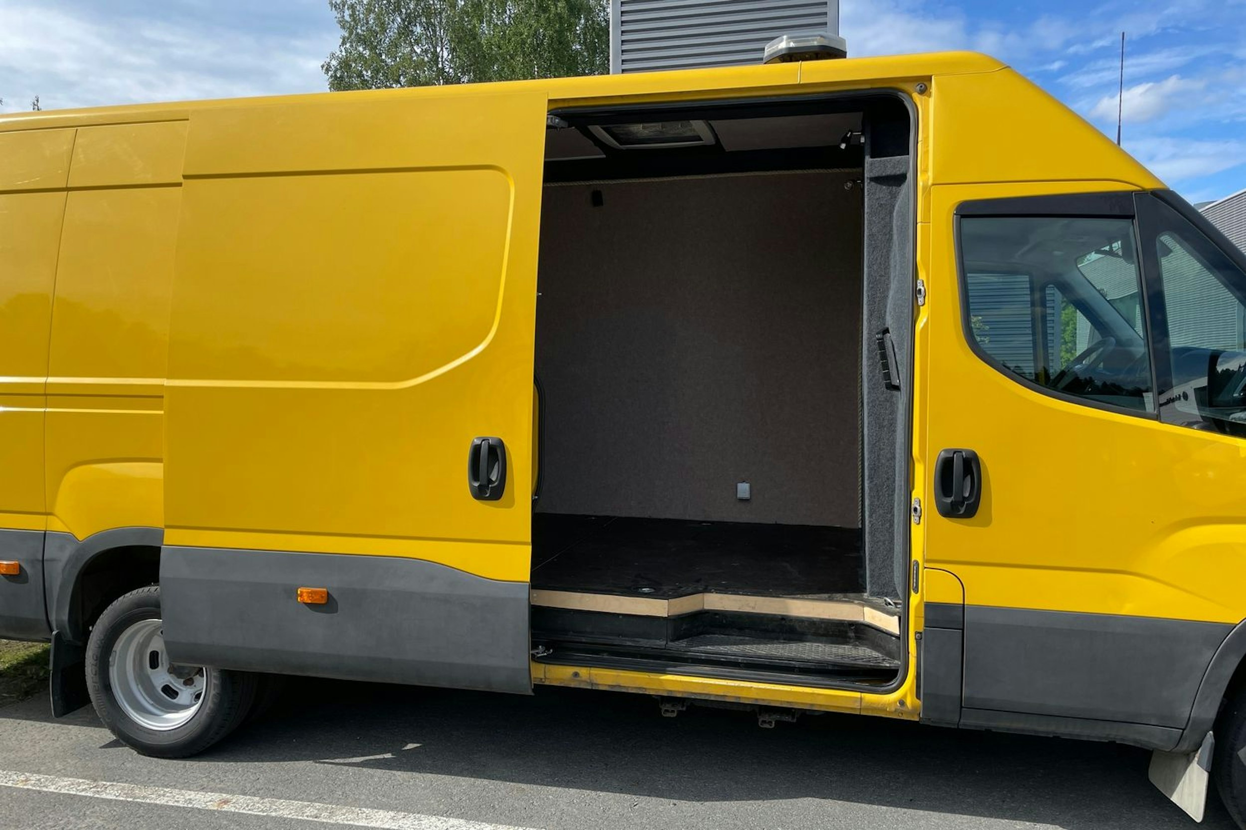Keltainen Iveco 50C18 2018 kuva 9.