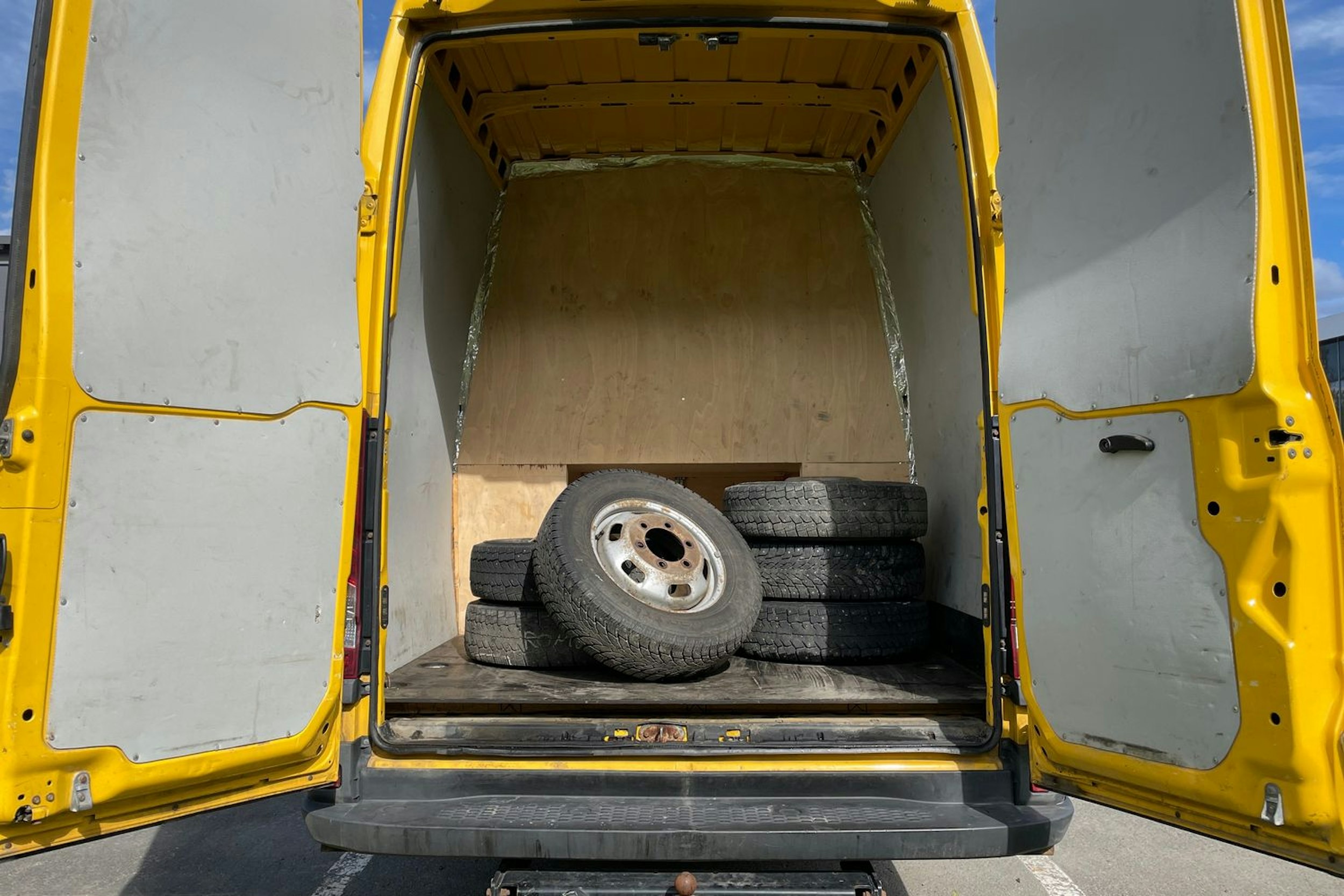 Keltainen Iveco 50C18 2018 kuva 18.
