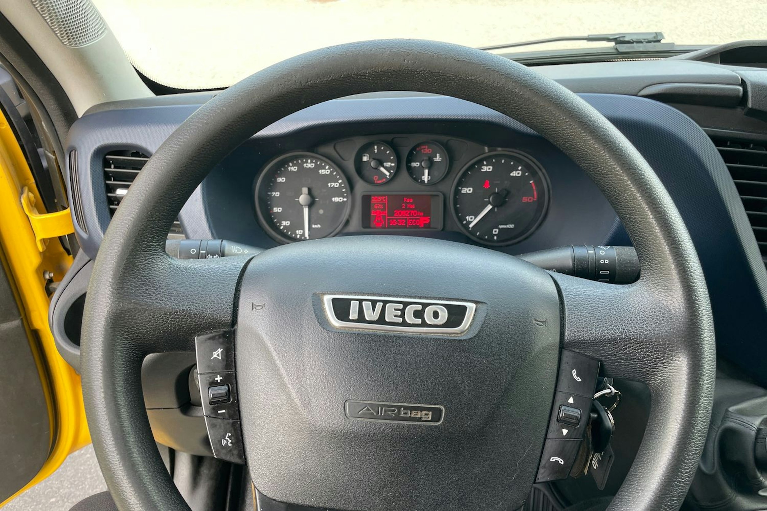 Keltainen Iveco 50C18 2018 kuva 30.