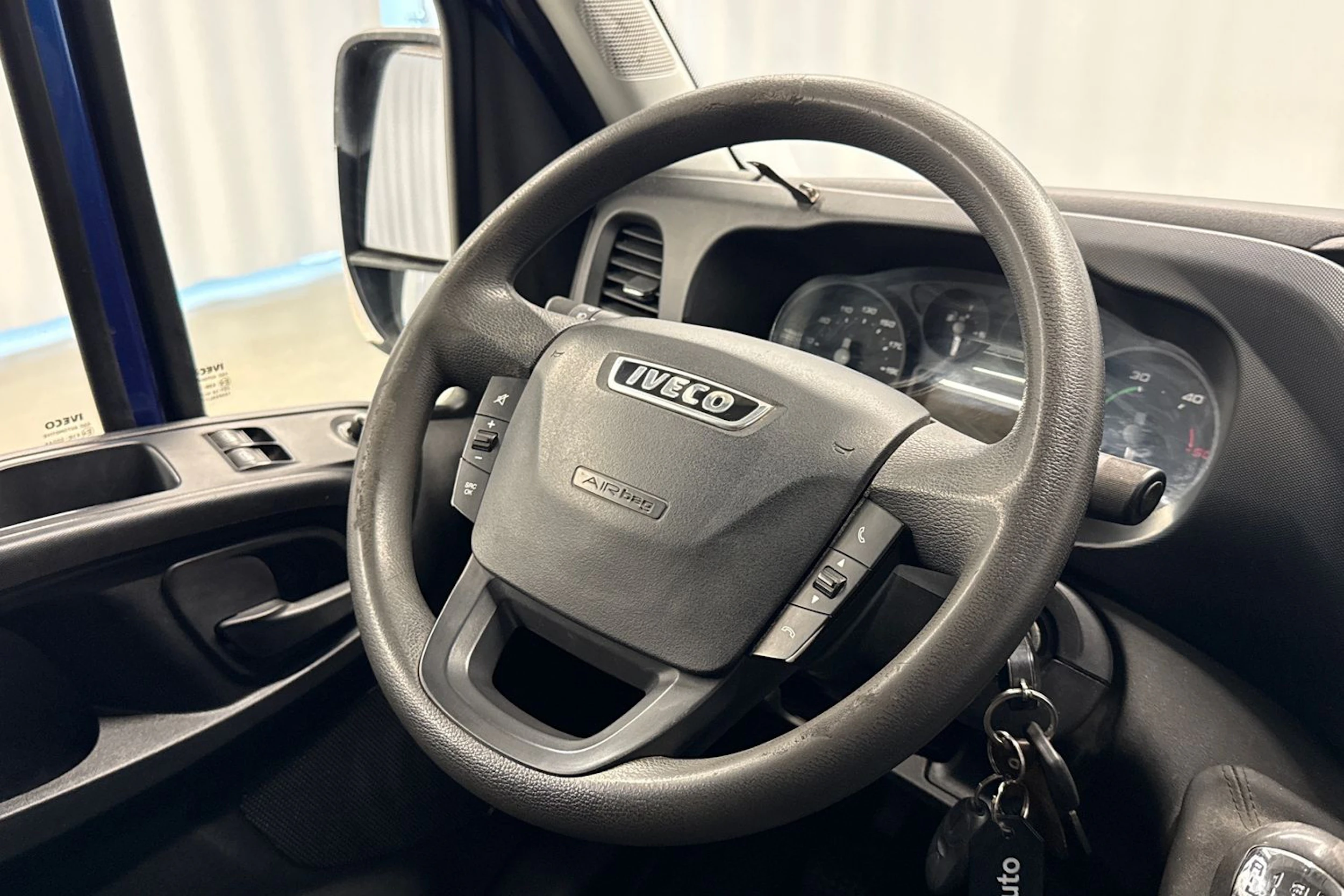 sininen Iveco Daily 2016 kuva 13.