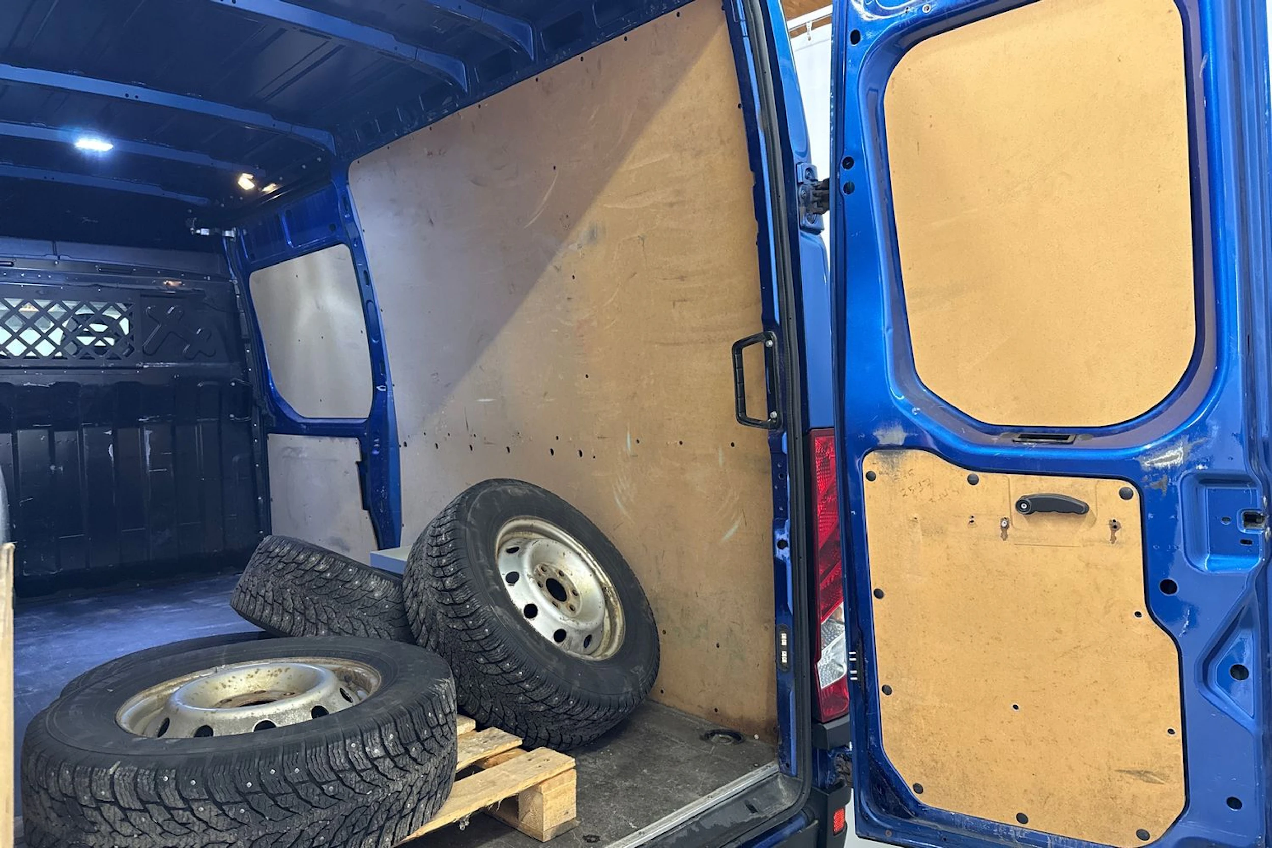 sininen Iveco Daily 2016 kuva 25.