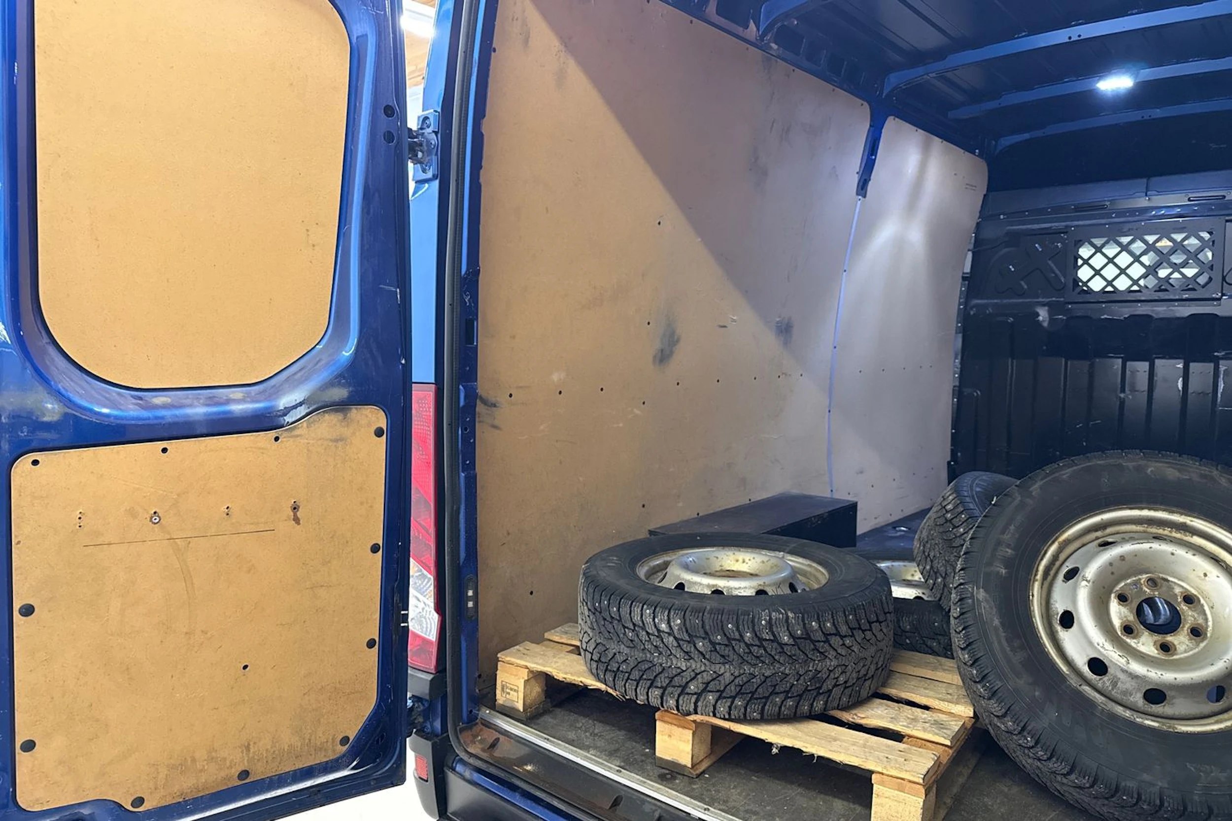sininen Iveco Daily 2016 kuva 26.