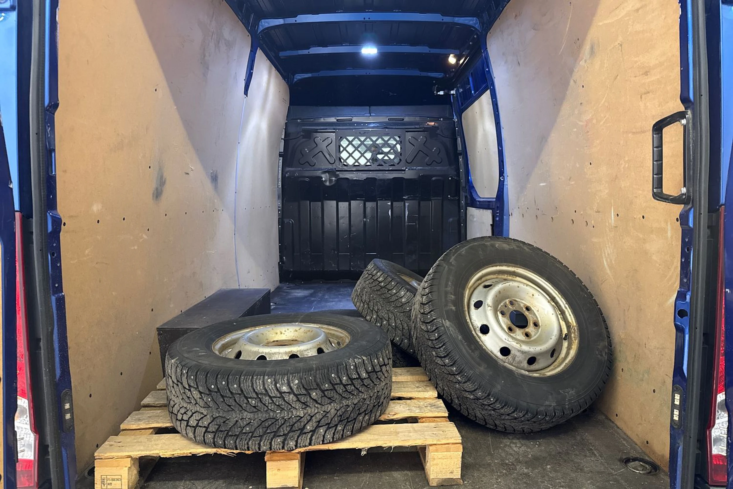 sininen Iveco Daily 2016 kuva 27.