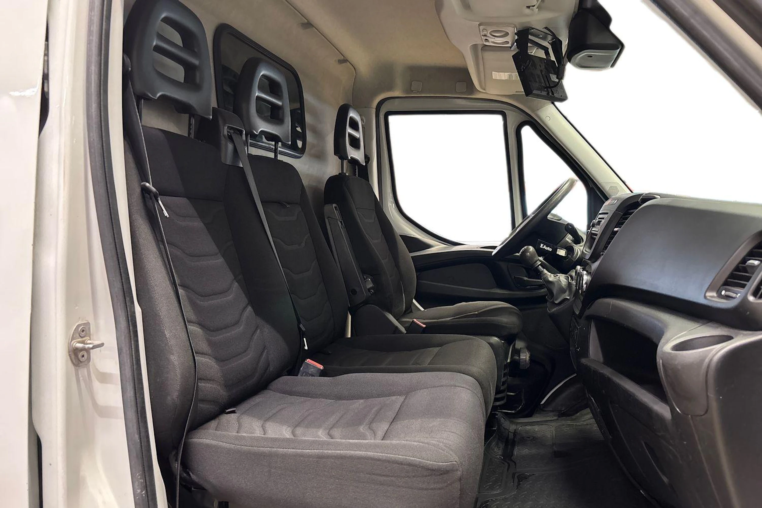 valkoinen Iveco Daily 2016 kuva 11.