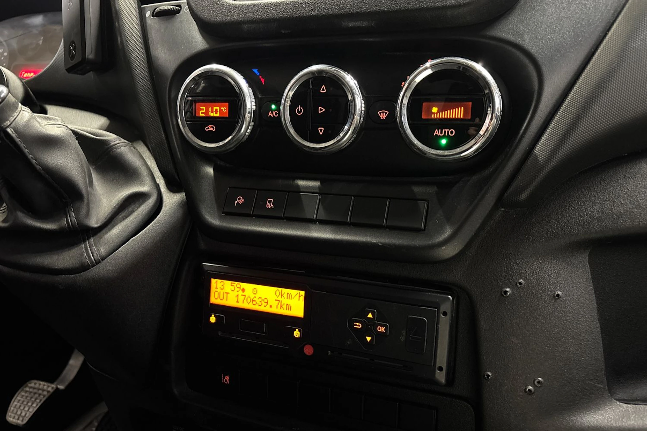 valkoinen Iveco Daily 2016 kuva 21.