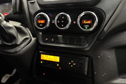 valkoinen Iveco Daily 2016 kuva 21.