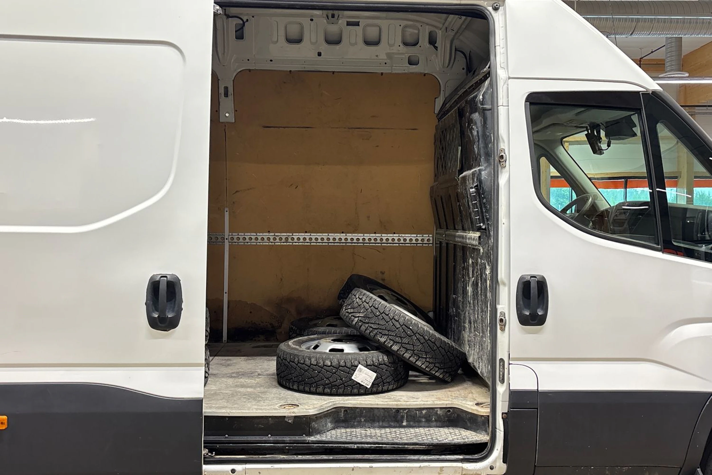 valkoinen Iveco Daily 2016 kuva 25.