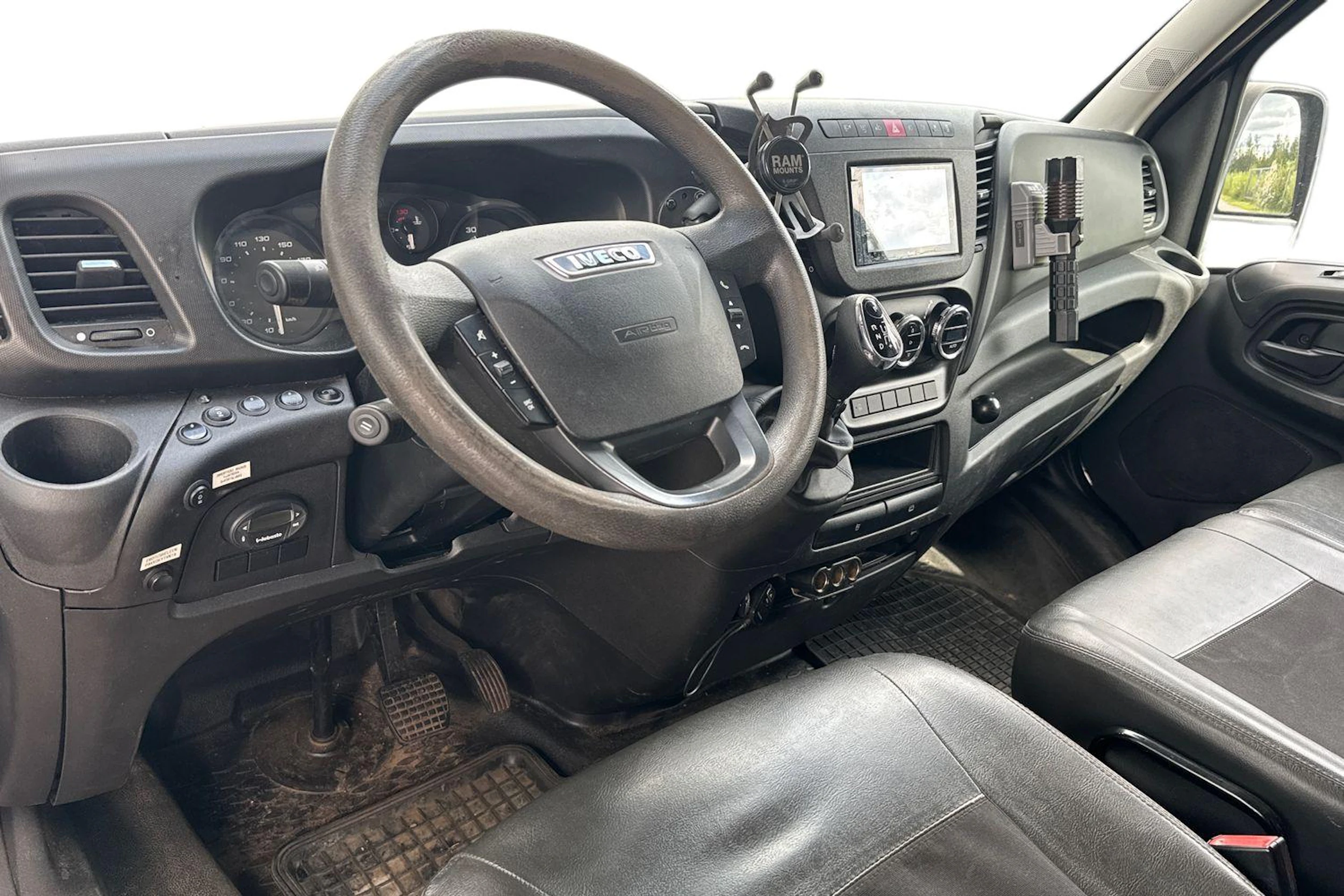musta Iveco Daily 2016 kuva 3.