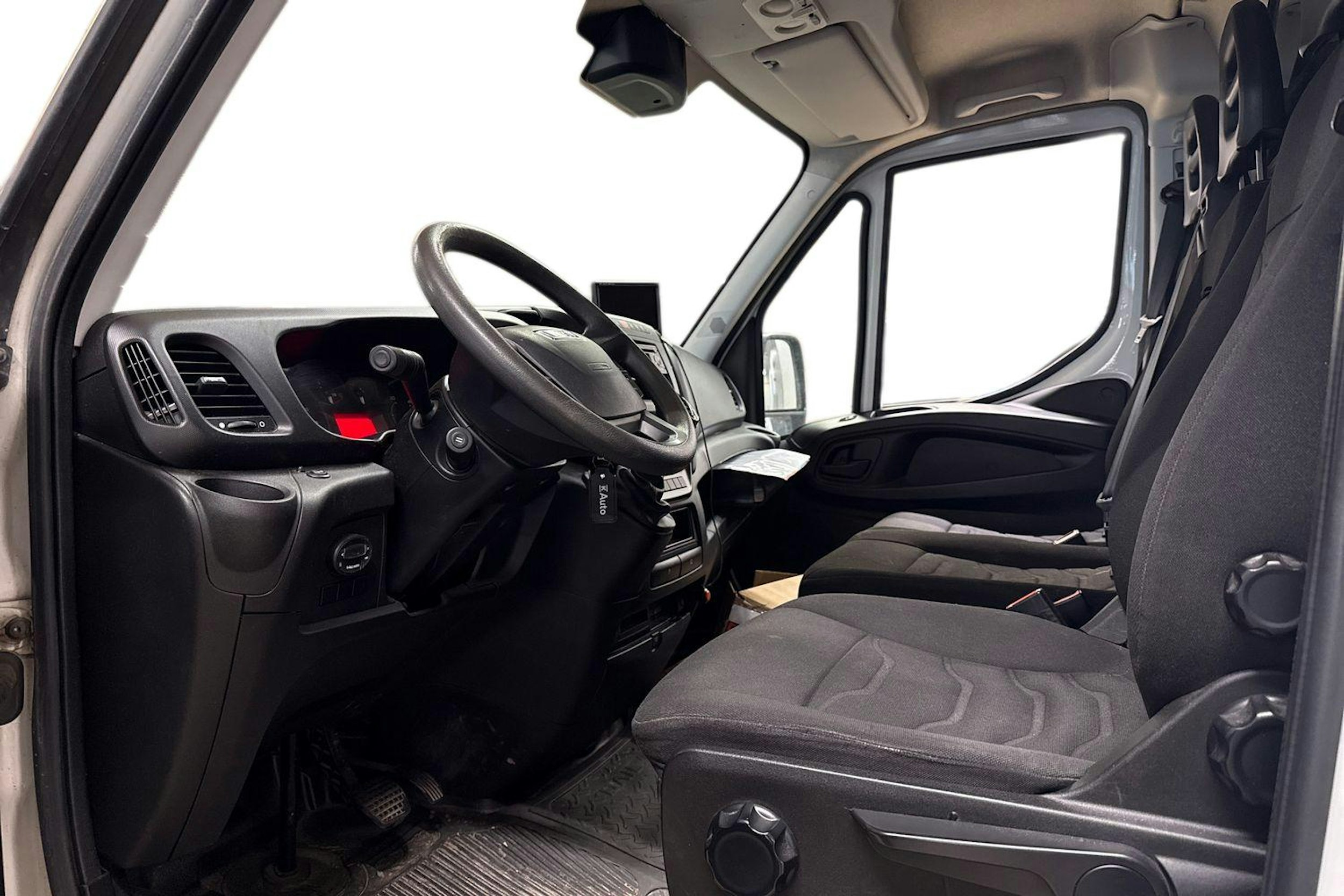 valkoinen Iveco Daily 2016 kuva 3.