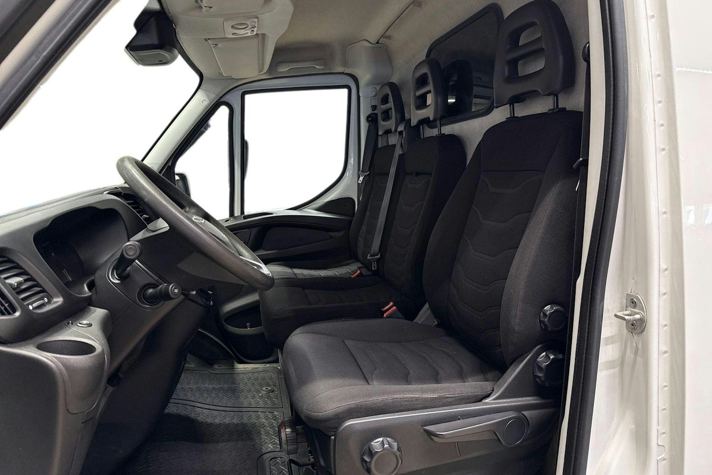 valkoinen Iveco Daily 2016 kuva 6.