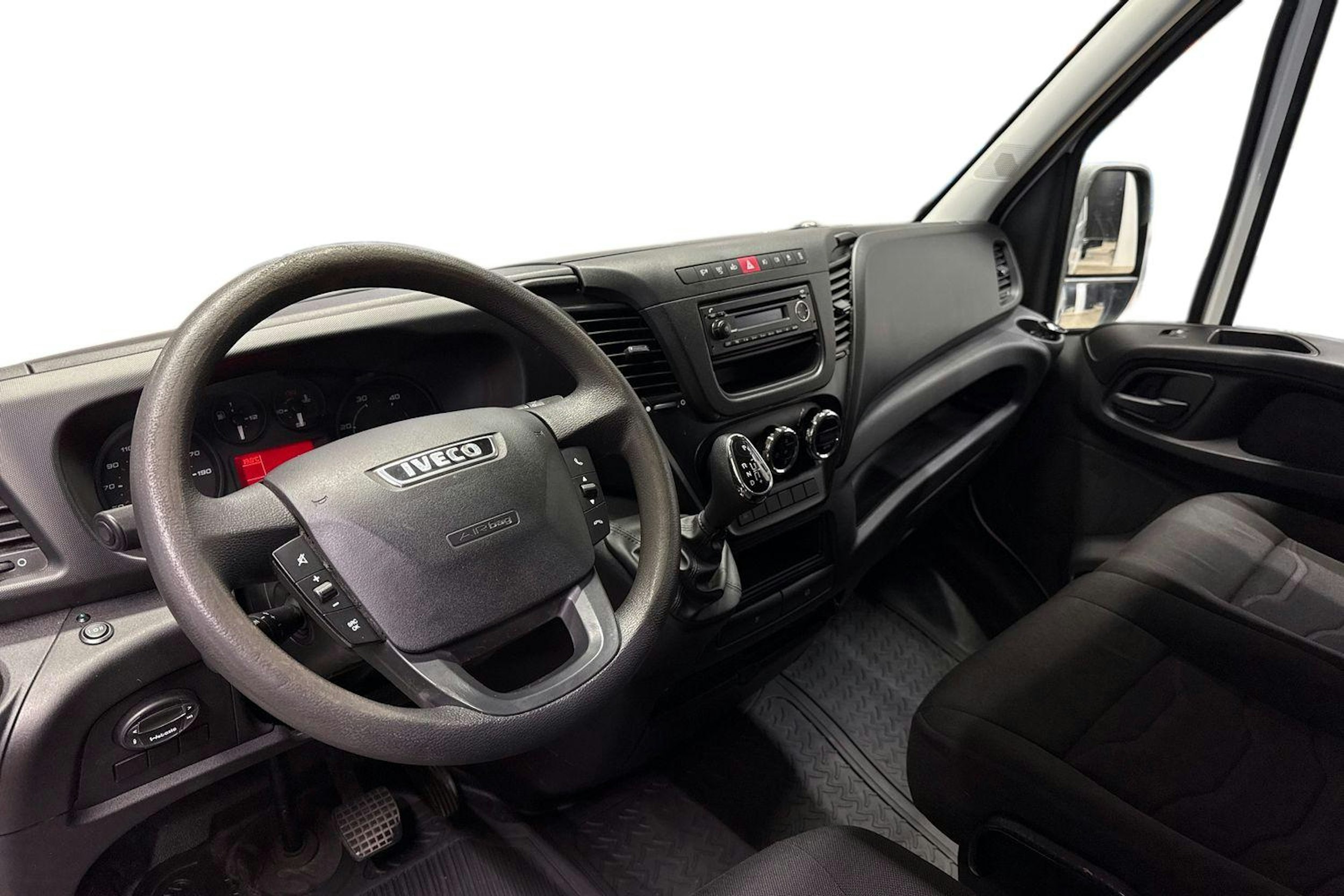 valkoinen Iveco Daily 2016 kuva 7.