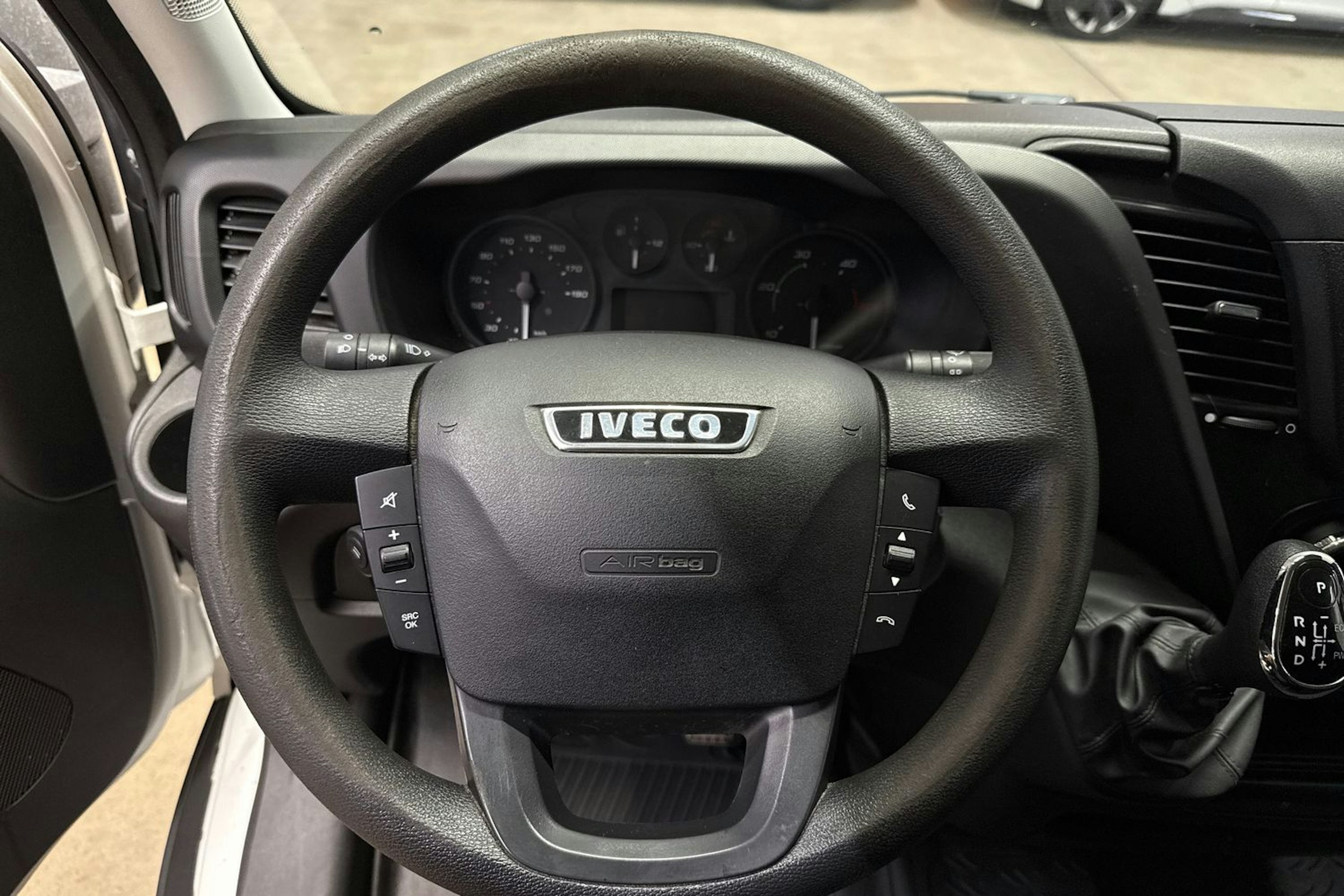valkoinen Iveco Daily 2016 kuva 12.
