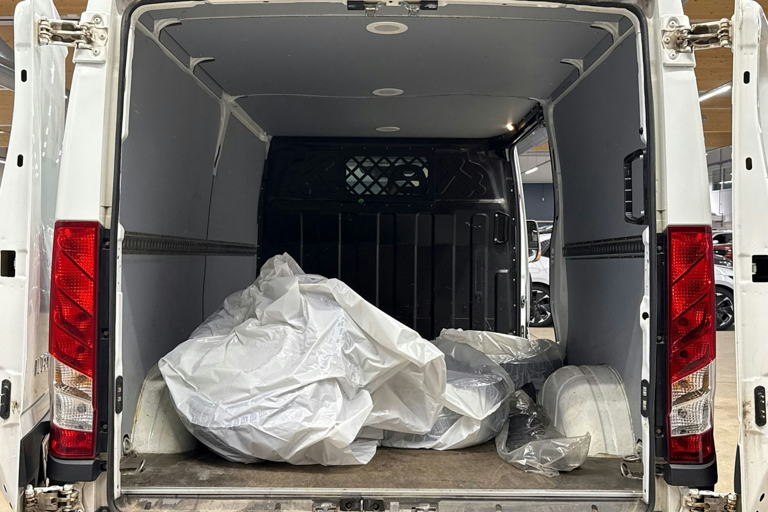 valkoinen Iveco Daily 2016 kuva 16.