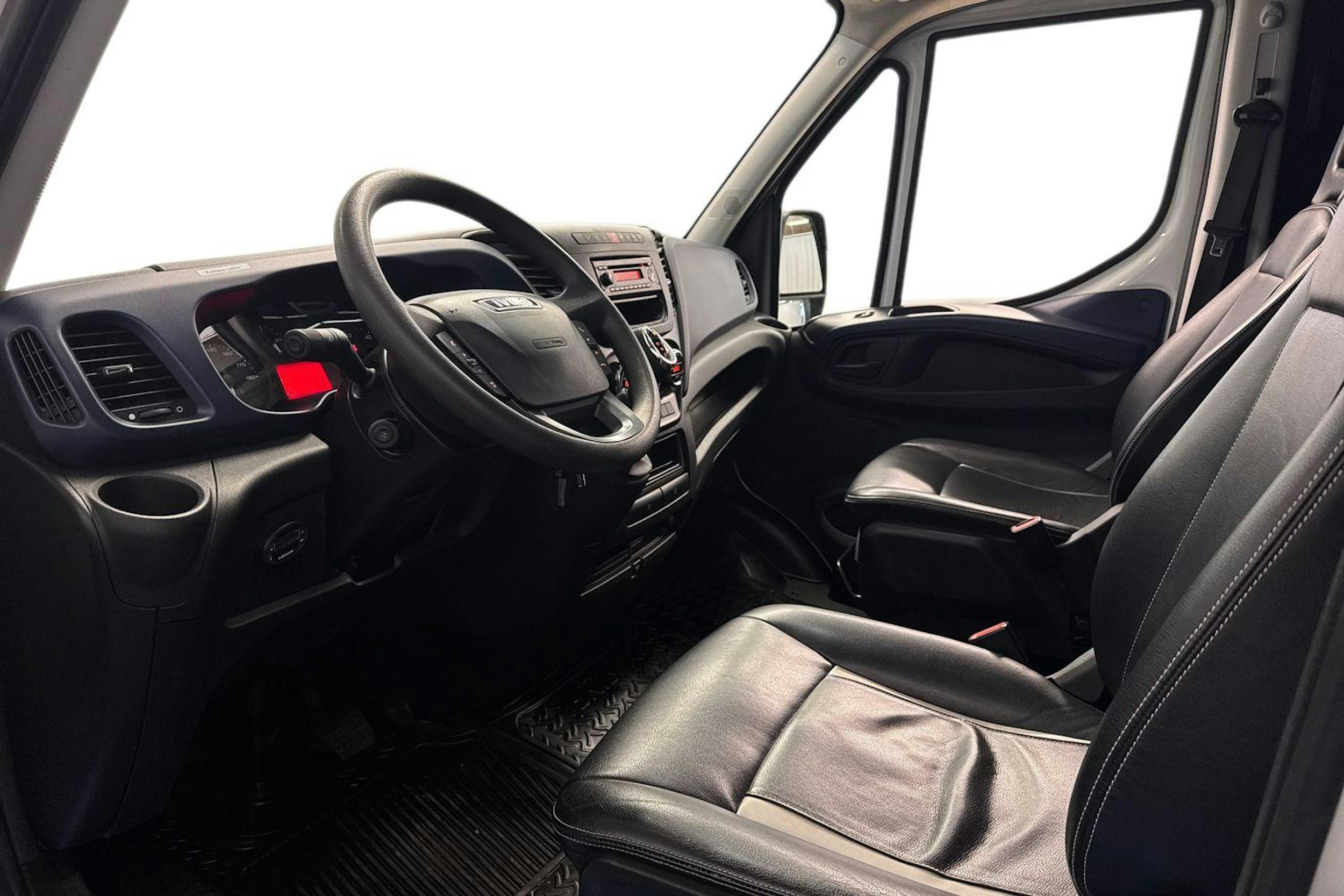 valkoinen Iveco Daily 2017 kuva 8.