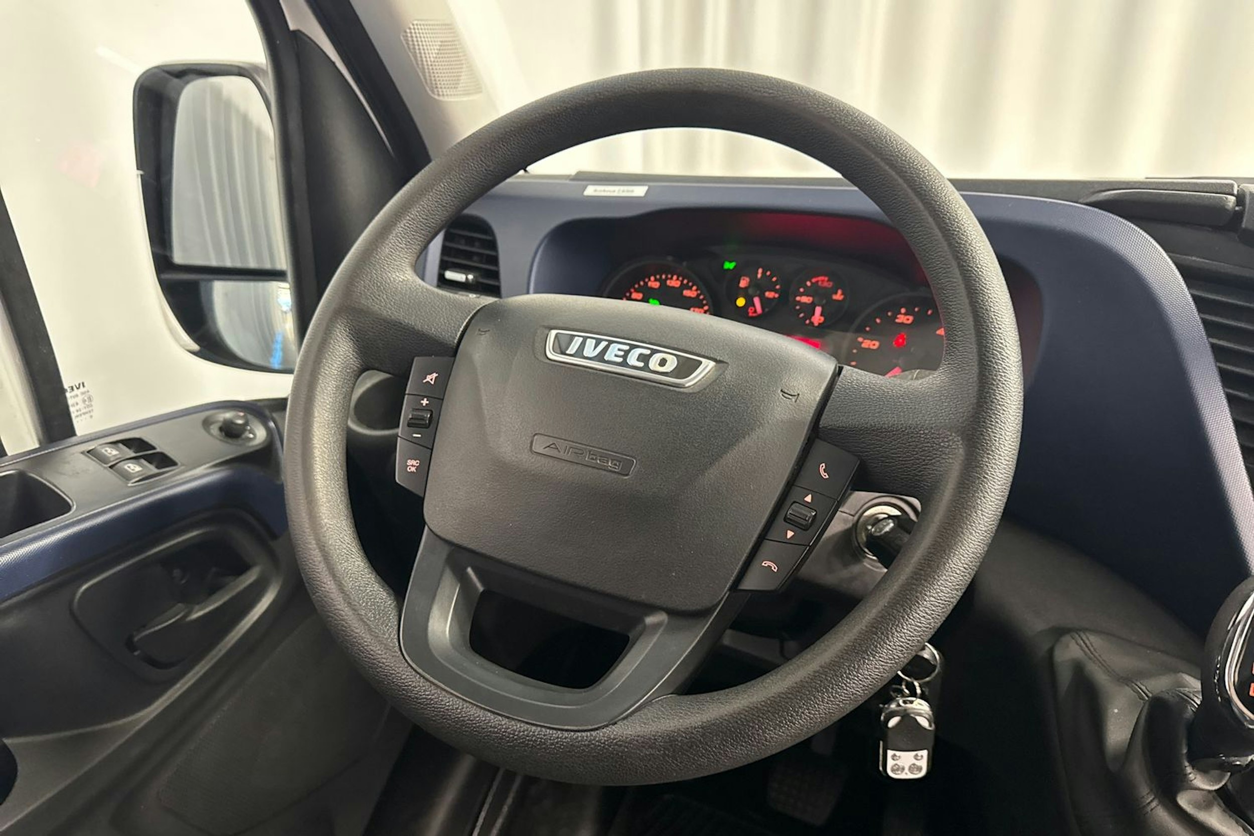 valkoinen Iveco Daily 2017 kuva 17.