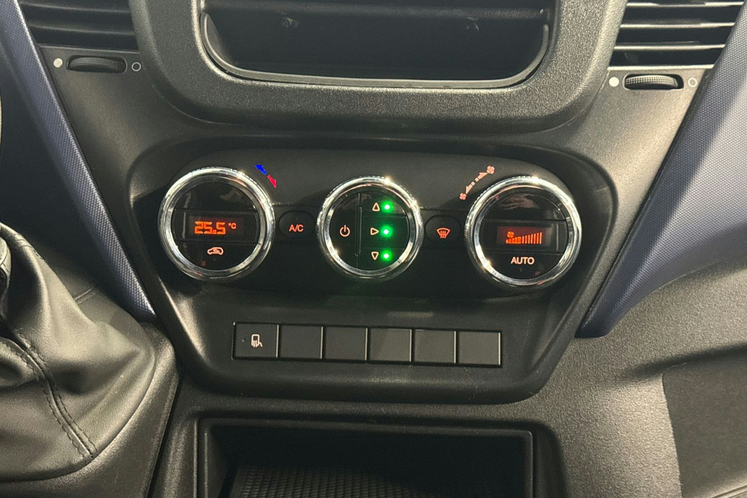 valkoinen Iveco Daily 2017 kuva 22.