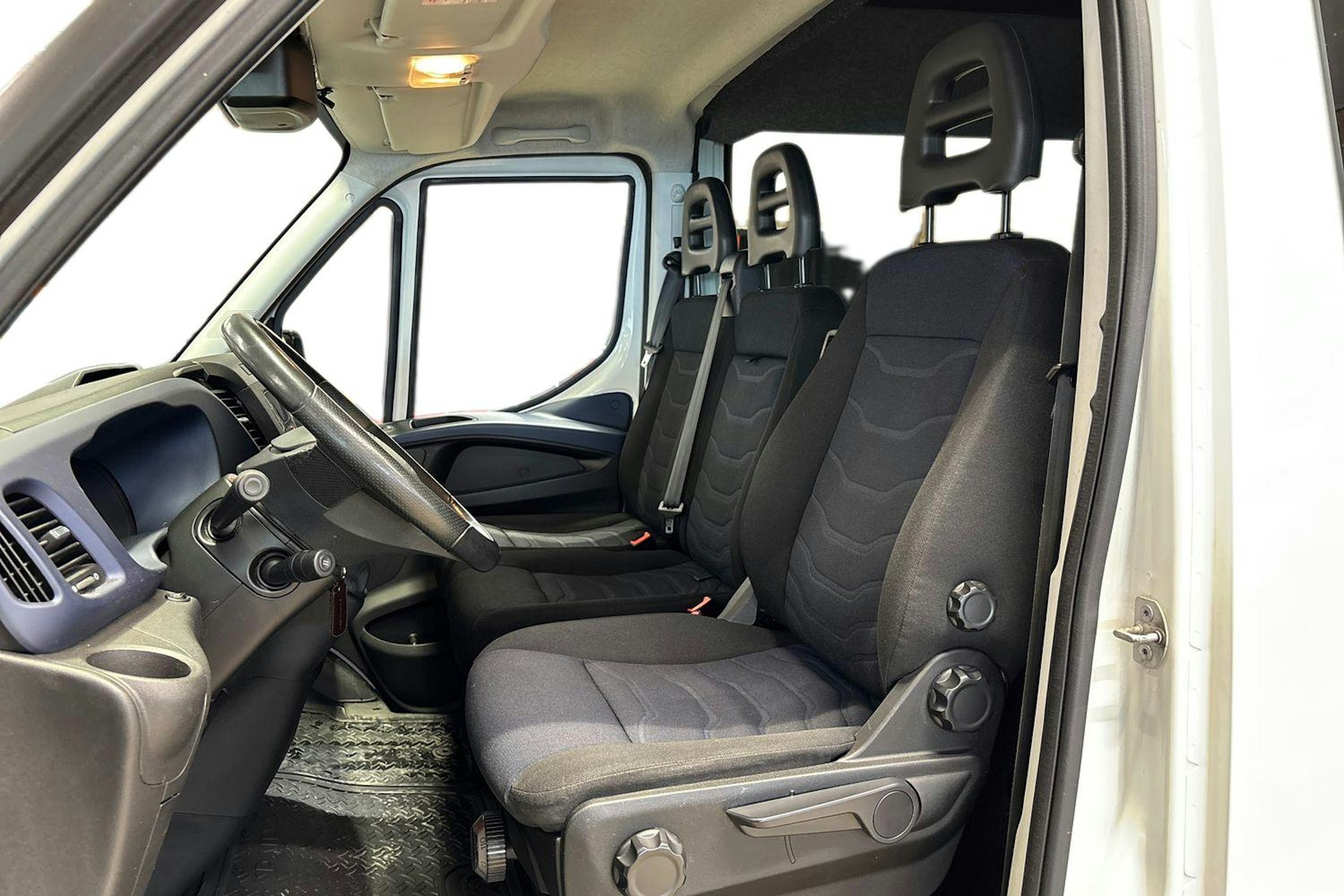 valkoinen Iveco Daily 2017 kuva 8.