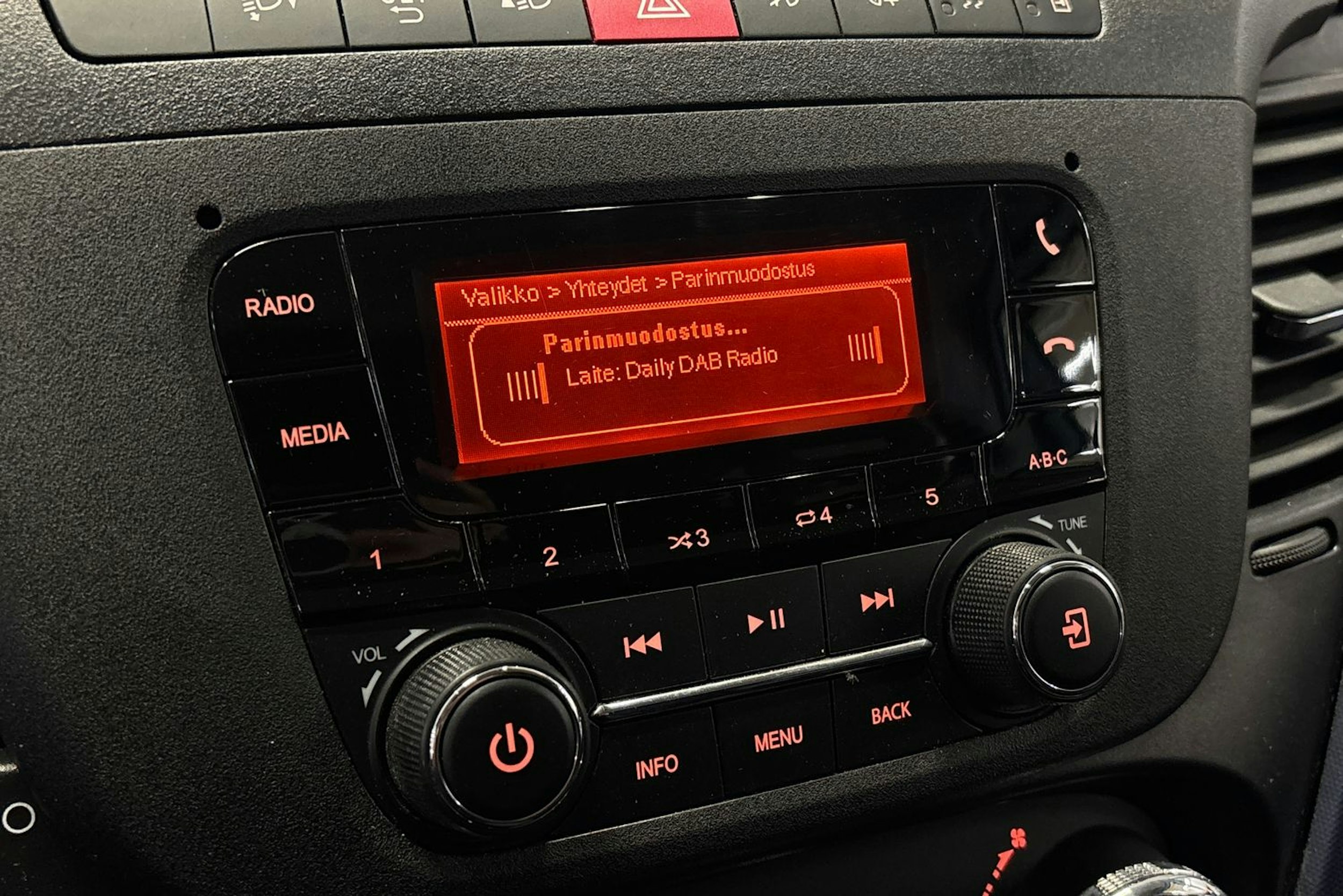 valkoinen Iveco Daily 2017 kuva 22.