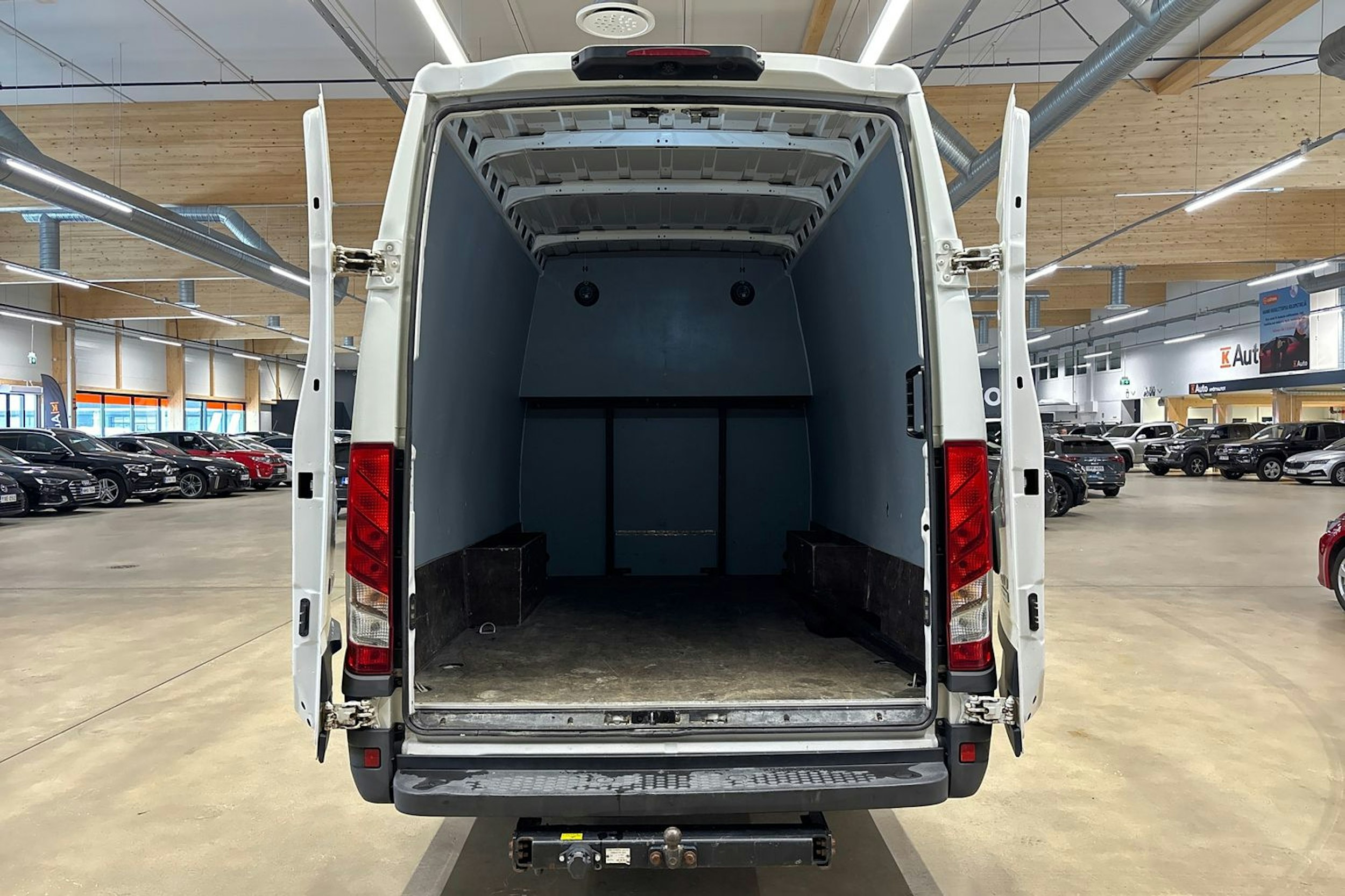 valkoinen Iveco Daily 2017 kuva 32.