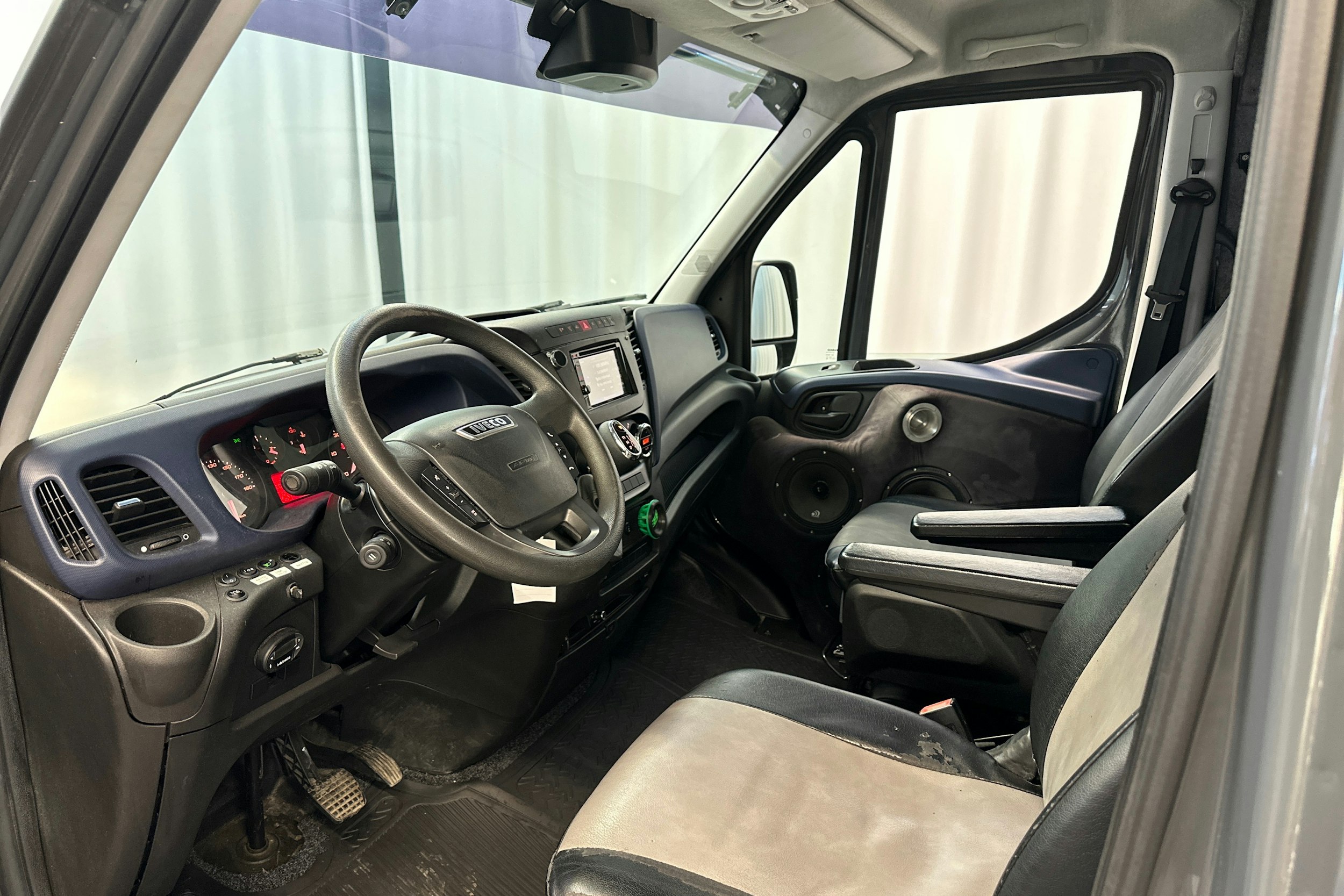 musta Iveco Daily 2017 kuva 6.