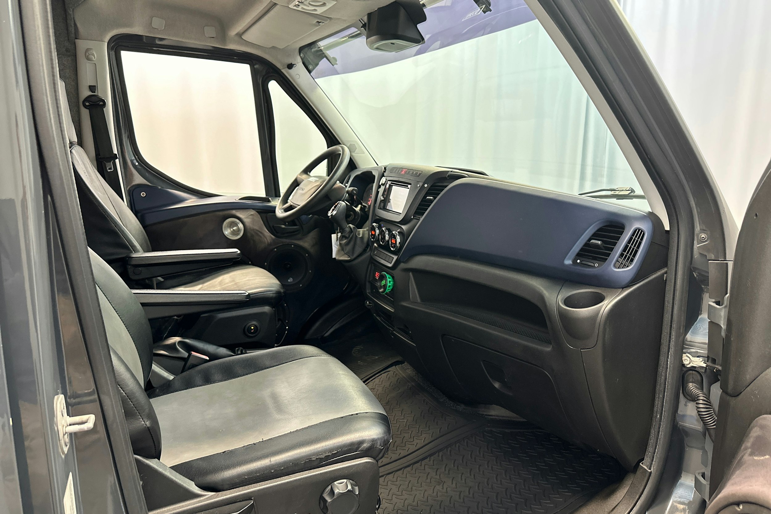 musta Iveco Daily 2017 kuva 8.