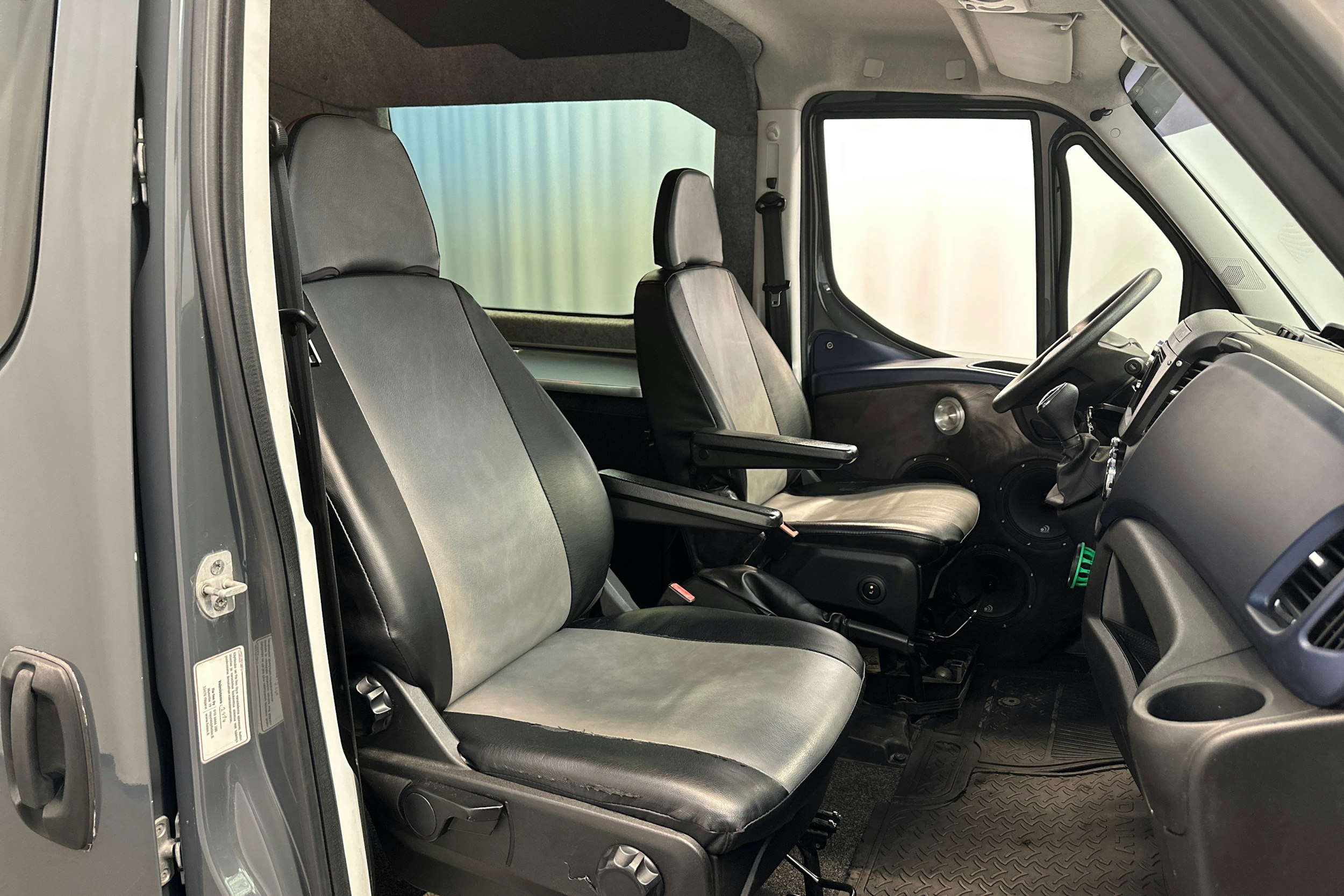 musta Iveco Daily 2017 kuva 10.