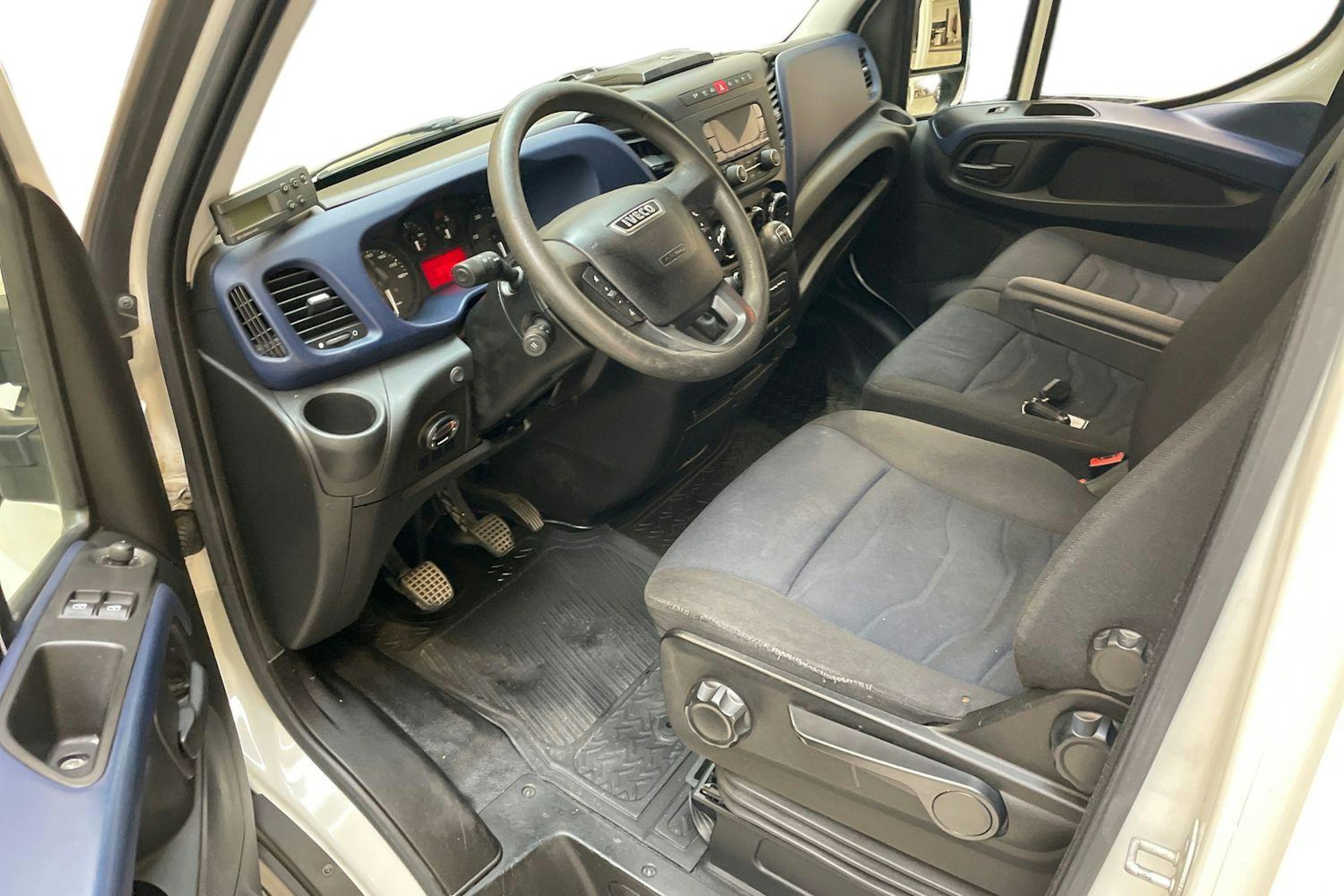 valkoinen Iveco Daily 2017 kuva 7.
