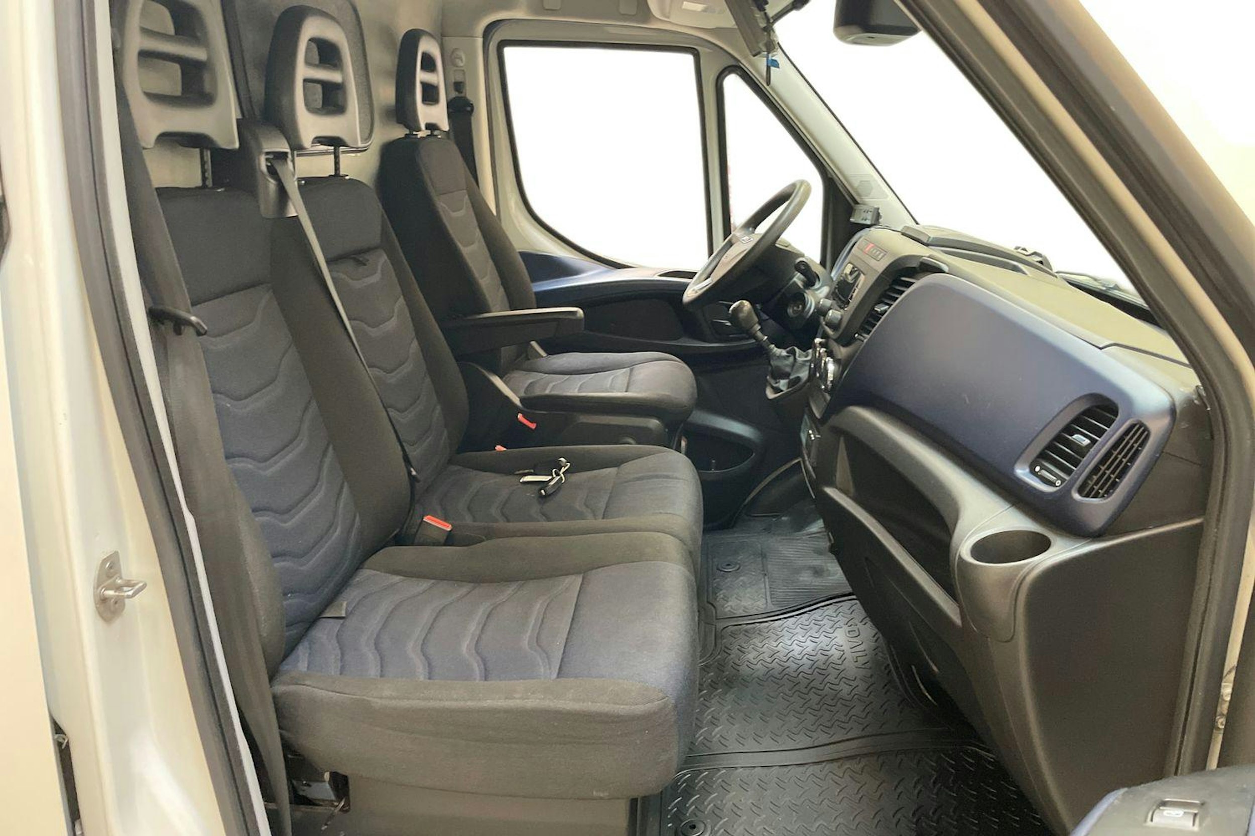 valkoinen Iveco Daily 2017 kuva 10.
