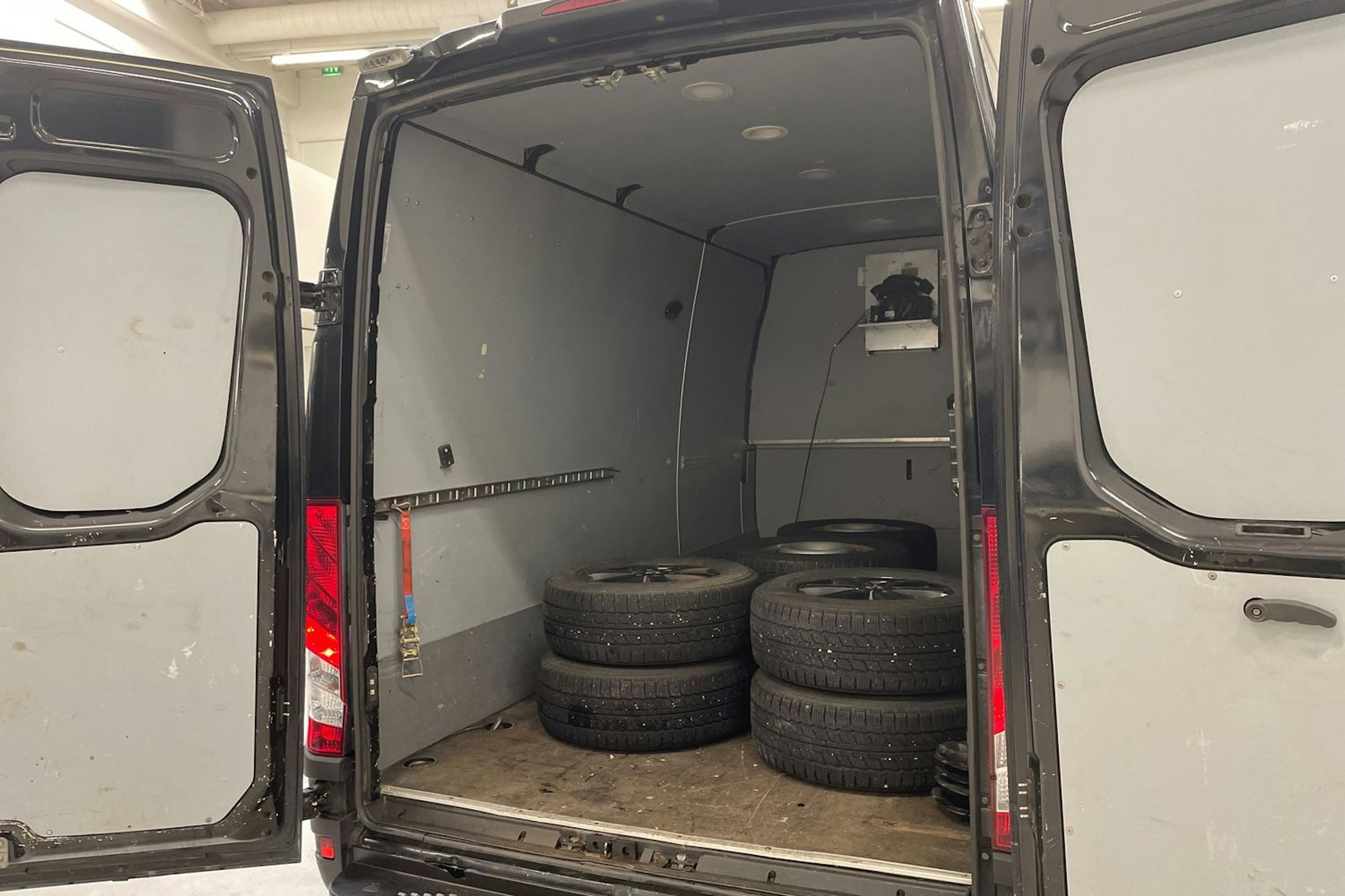 musta Iveco Daily 2017 kuva 14.