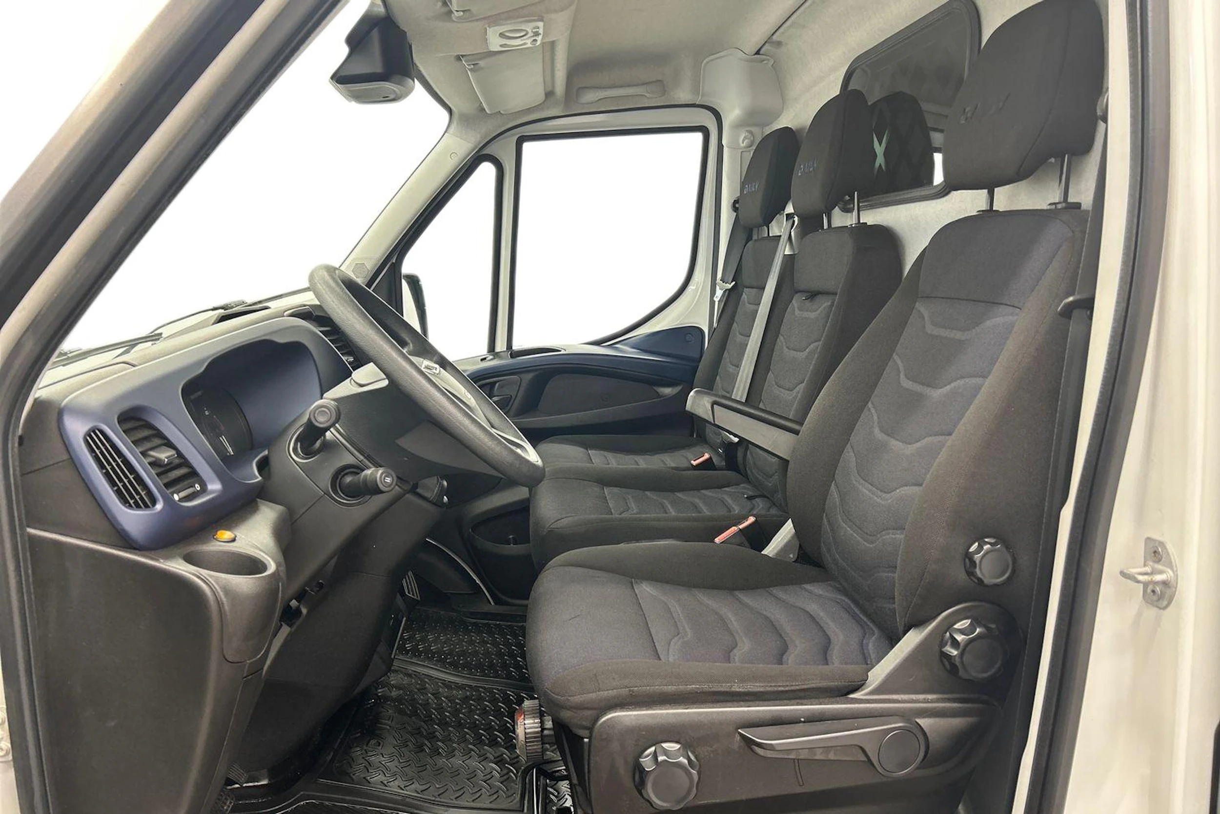 valkoinen Iveco Daily 2018 kuva 6.