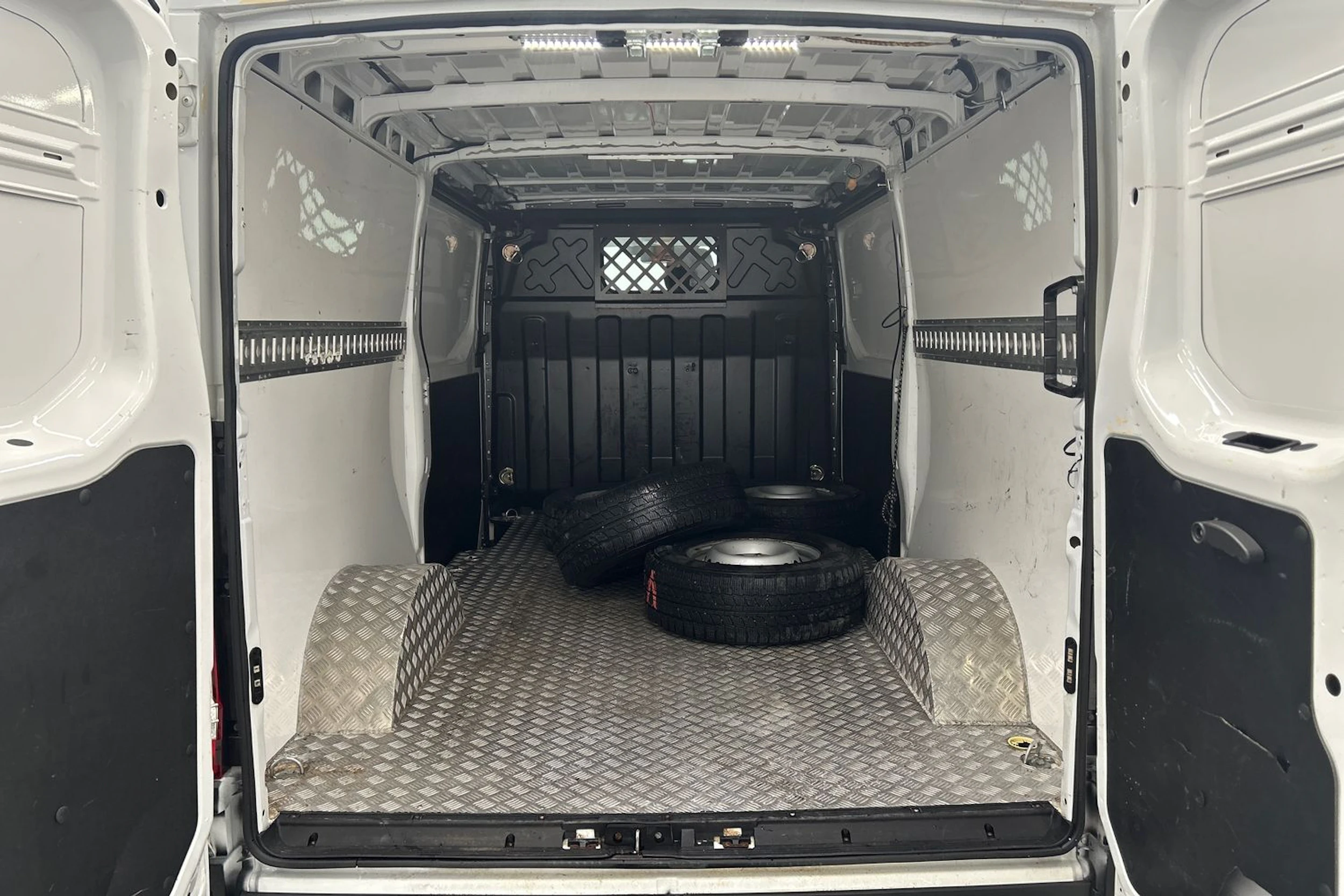 valkoinen Iveco Daily 2018 kuva 18.