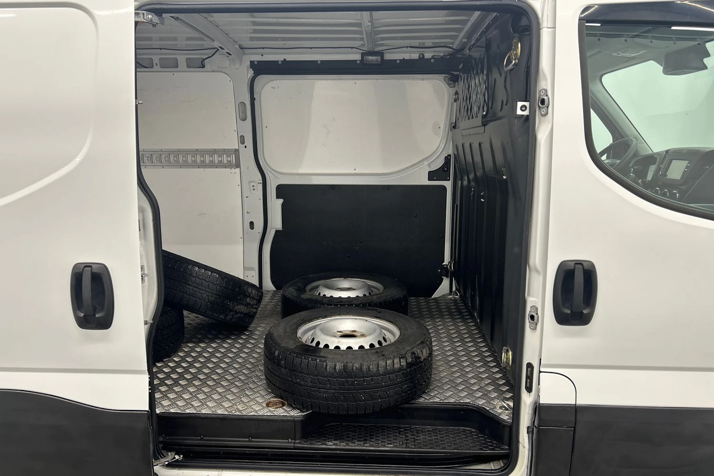 valkoinen Iveco Daily 2018 kuva 19.