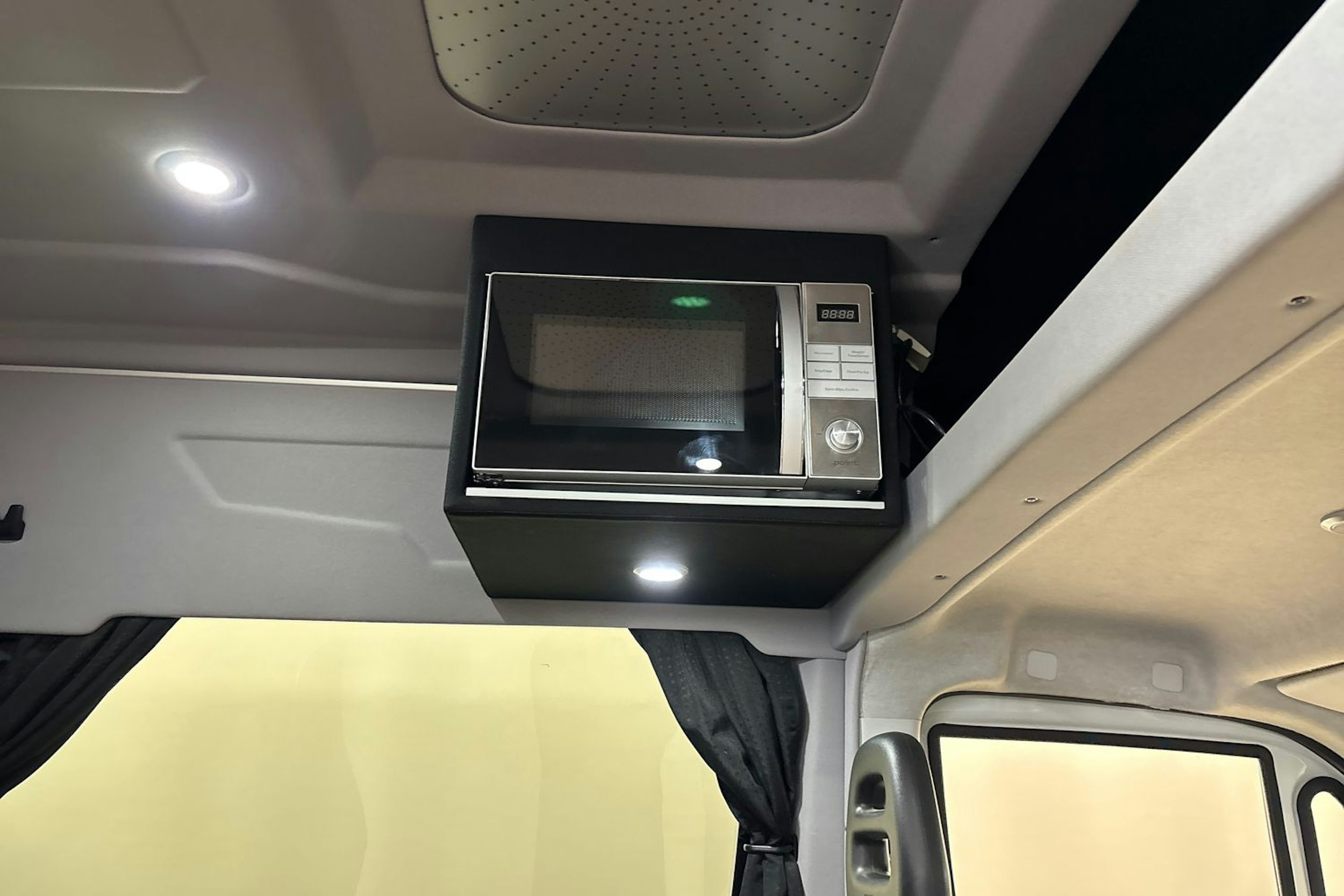 valkoinen Iveco Daily 2019 kuva 21.