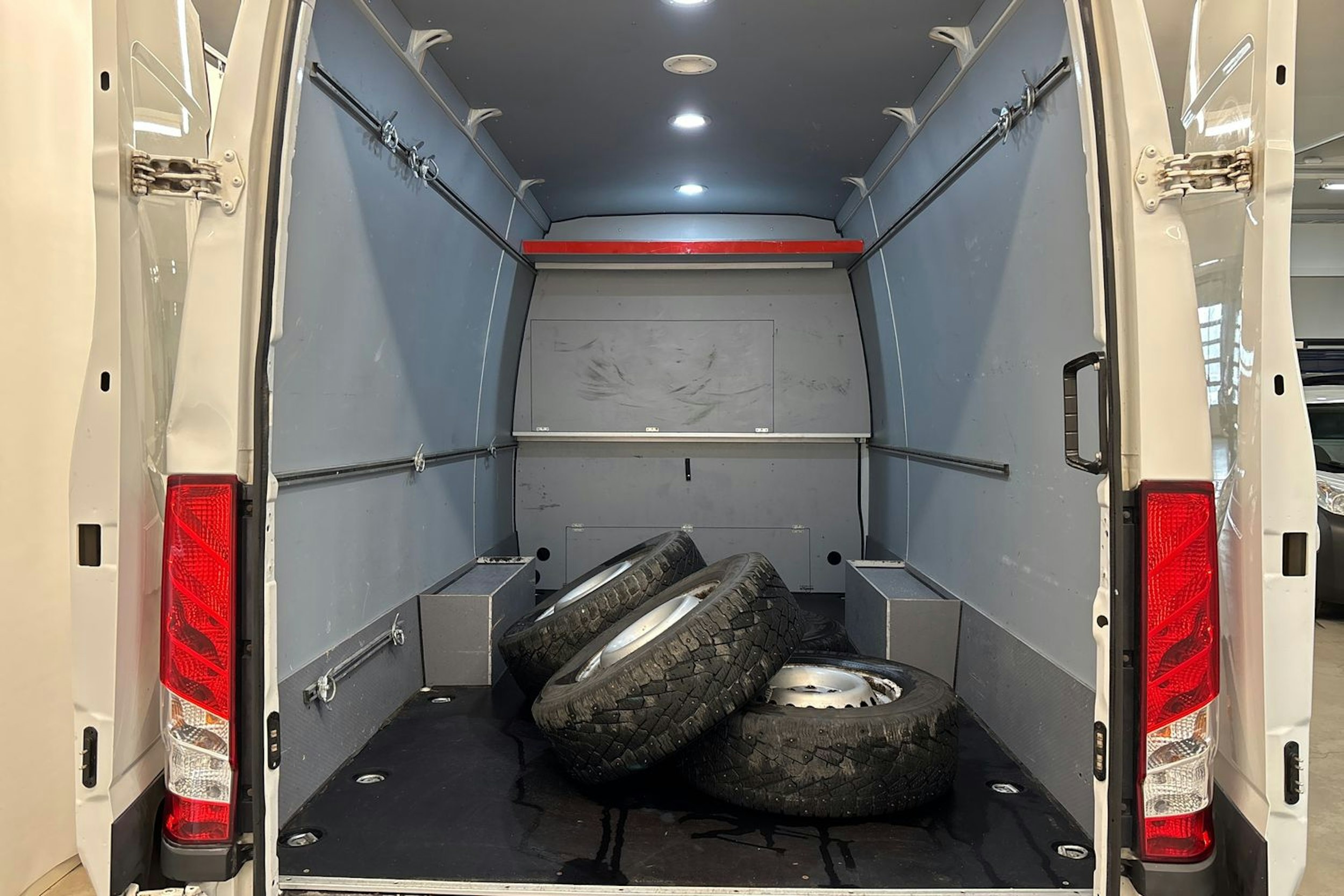 valkoinen Iveco Daily 2019 kuva 28.